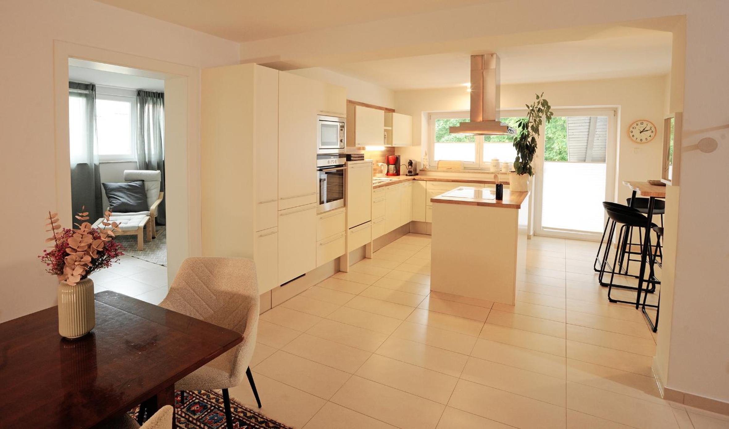 160qm Wohnung mit Balkon nahe Salzburg - Freilassing 2 Schlafzimmer, 2 Bäder