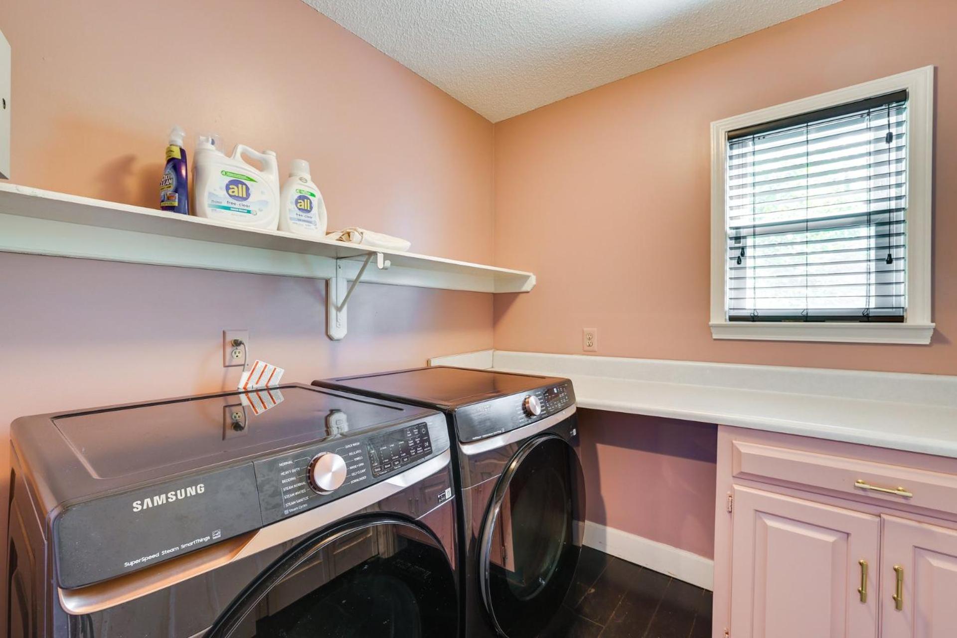 Mountain View Ridge Retreat, King, Queen, & Loft with 2 Twins