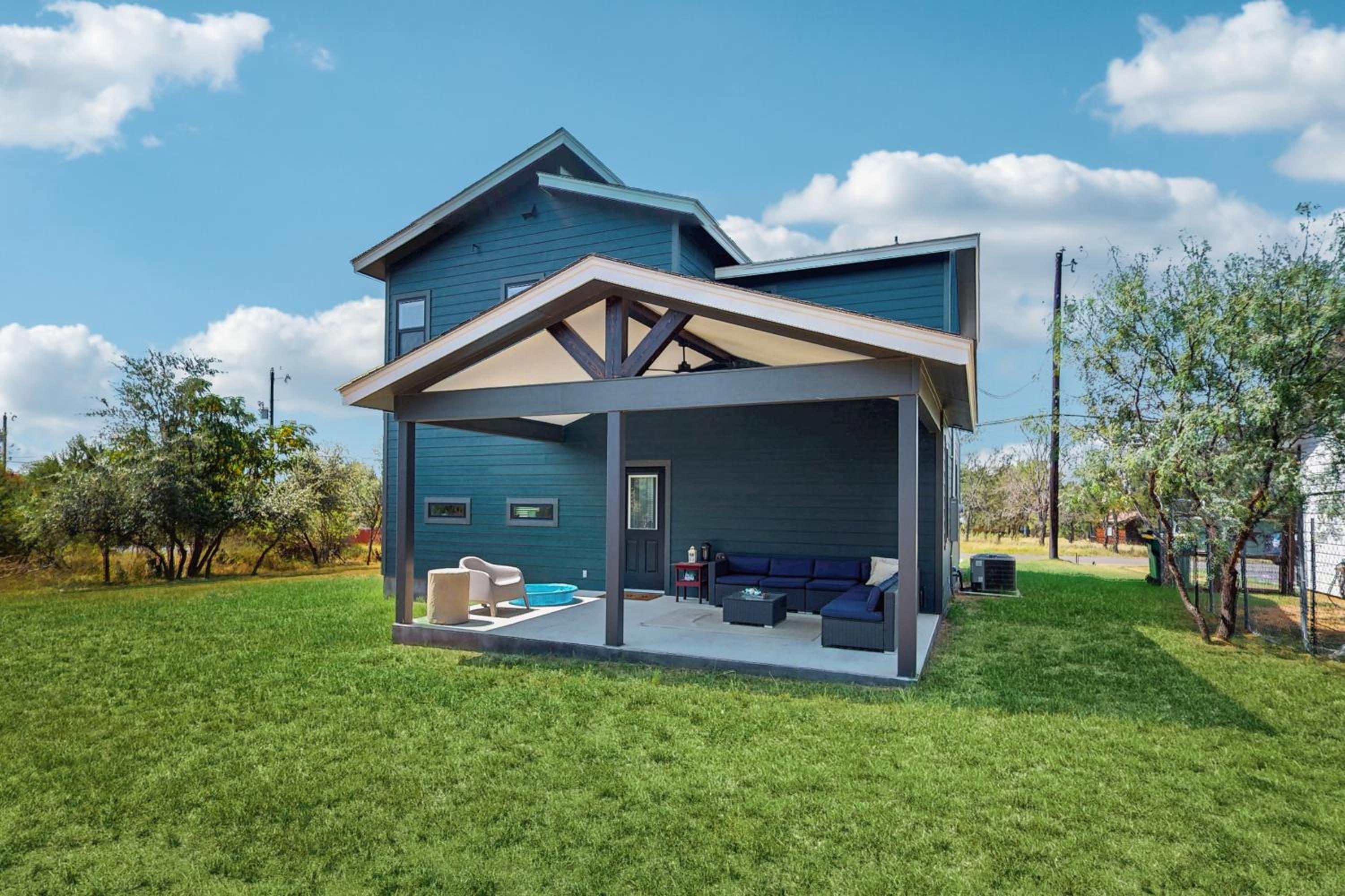 Modern Living in Texas! Home 2 Blocks to Lake LBJ