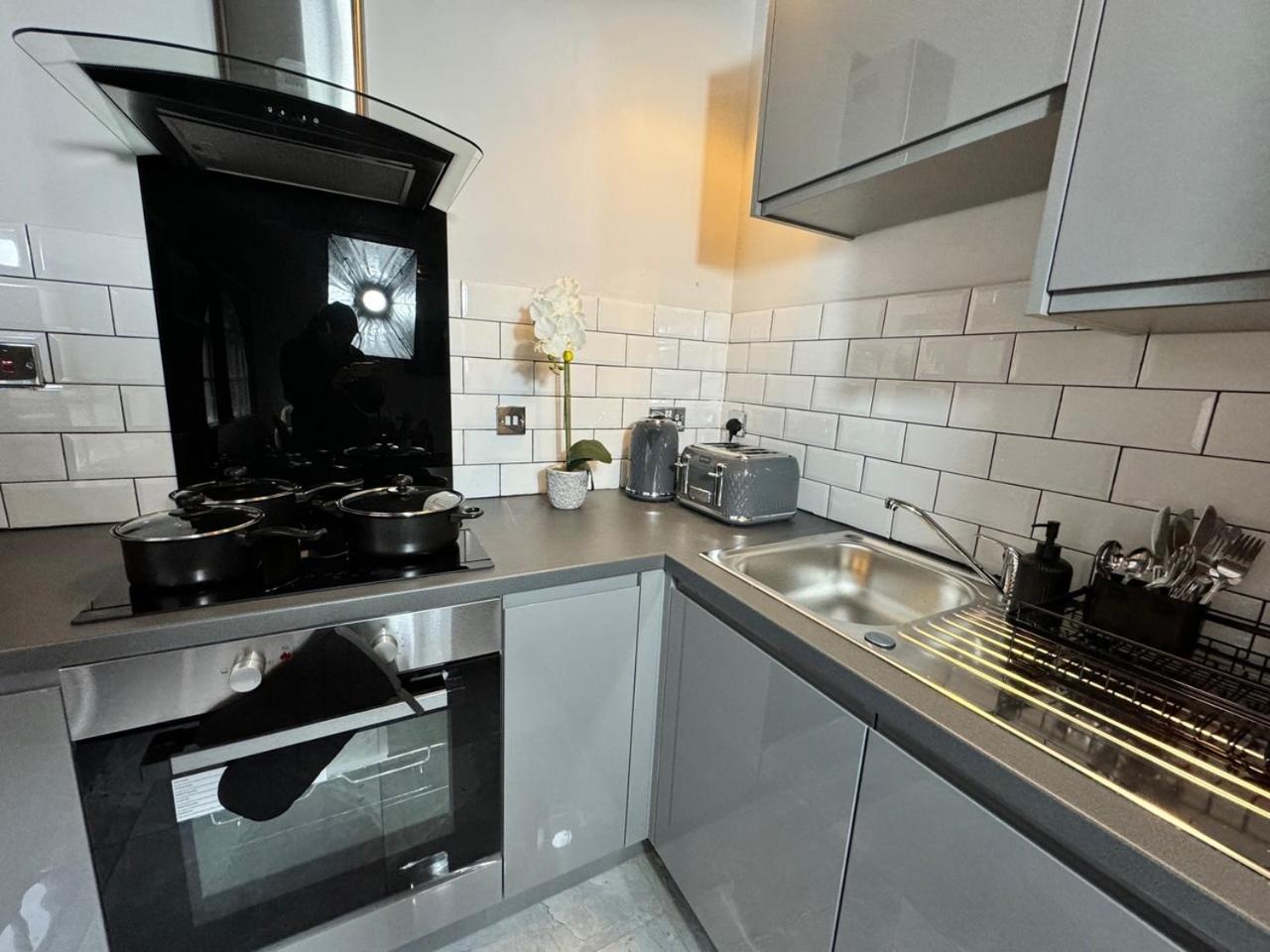 Central Apt, Parking, Walk to Shops, Bars & Trains