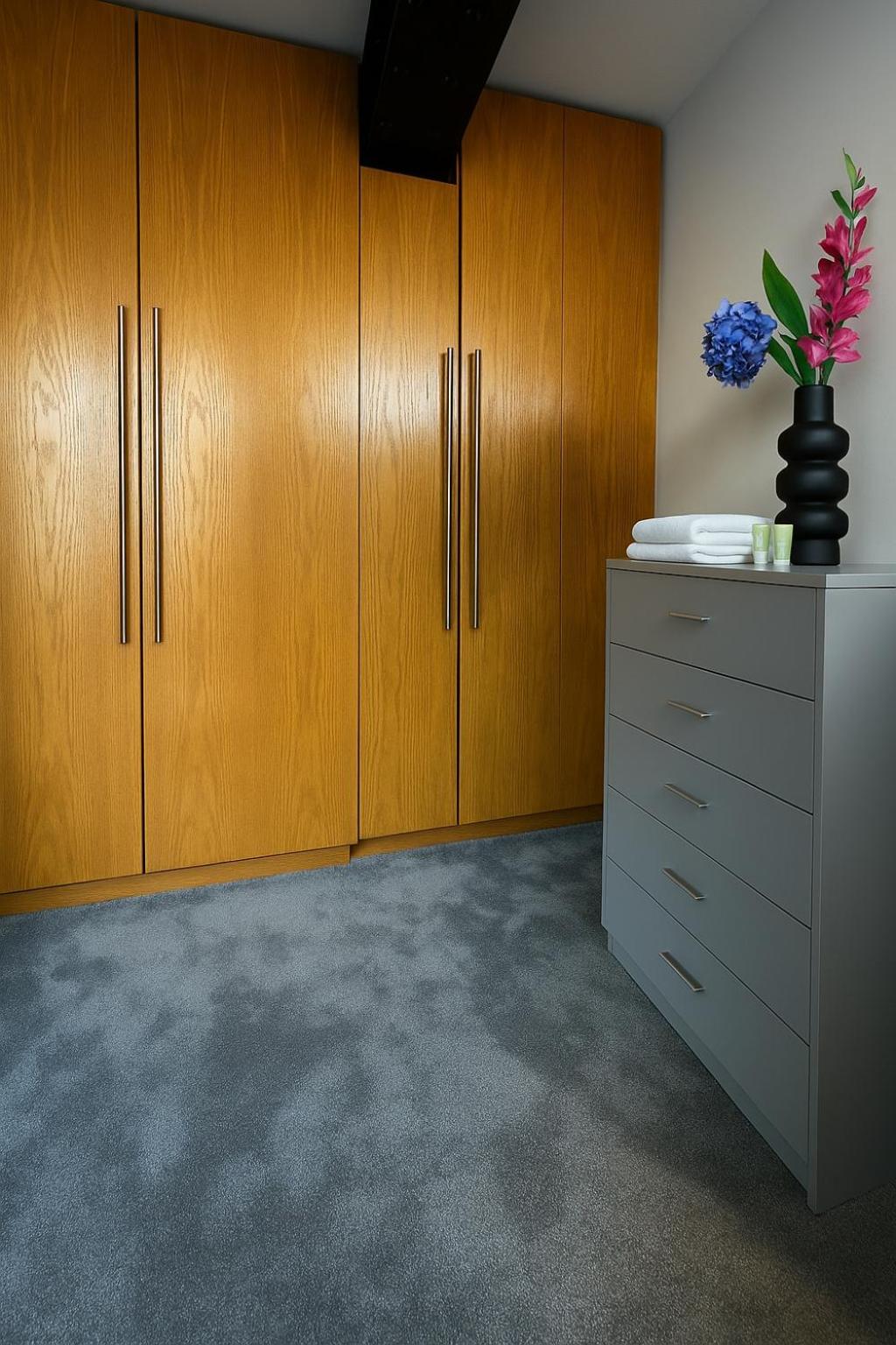 Central Apt With Balcony - Walk to Bars & Stations