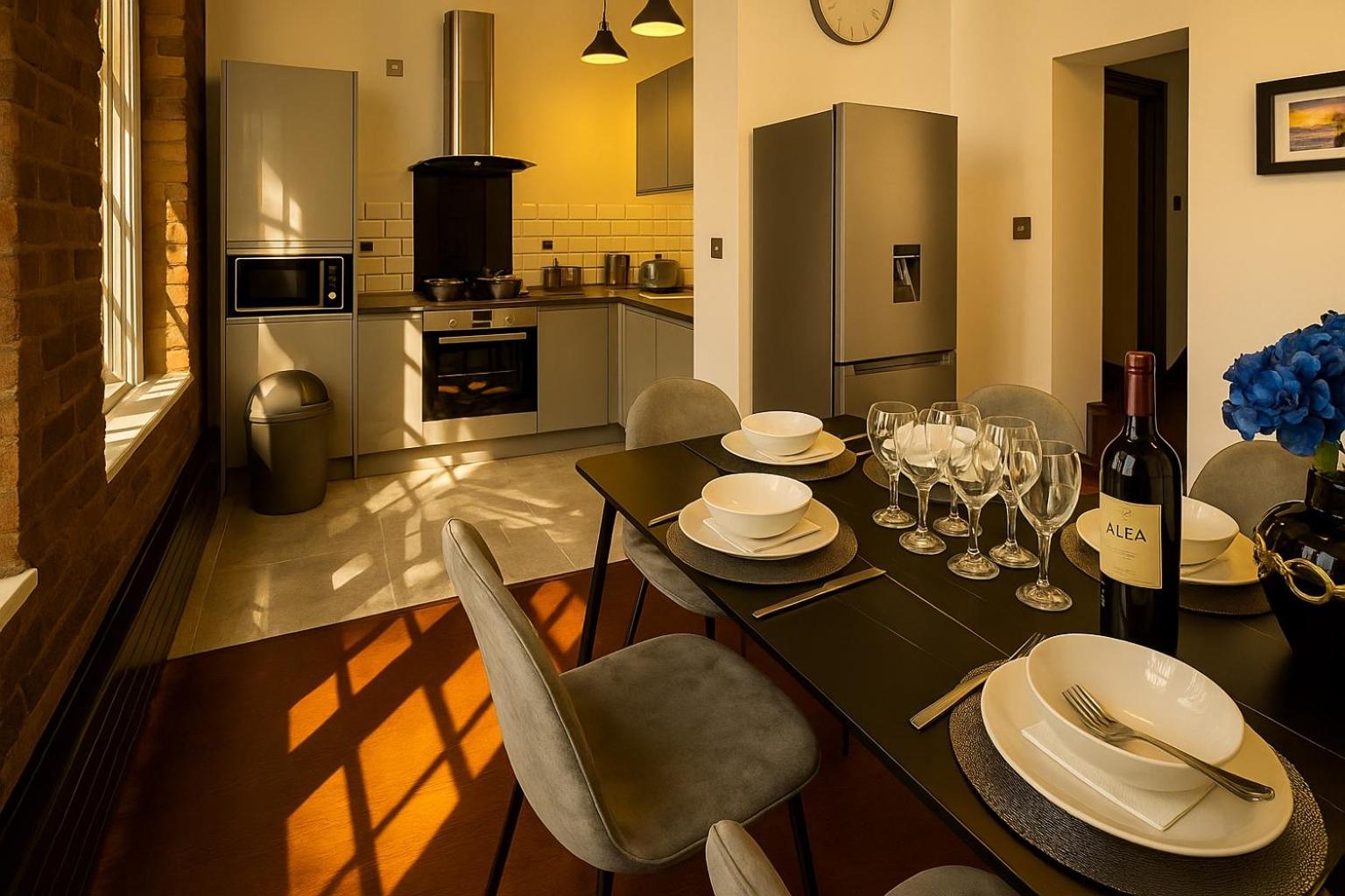 Central Apt, Parking, Walk to Shops, Bars & Trains