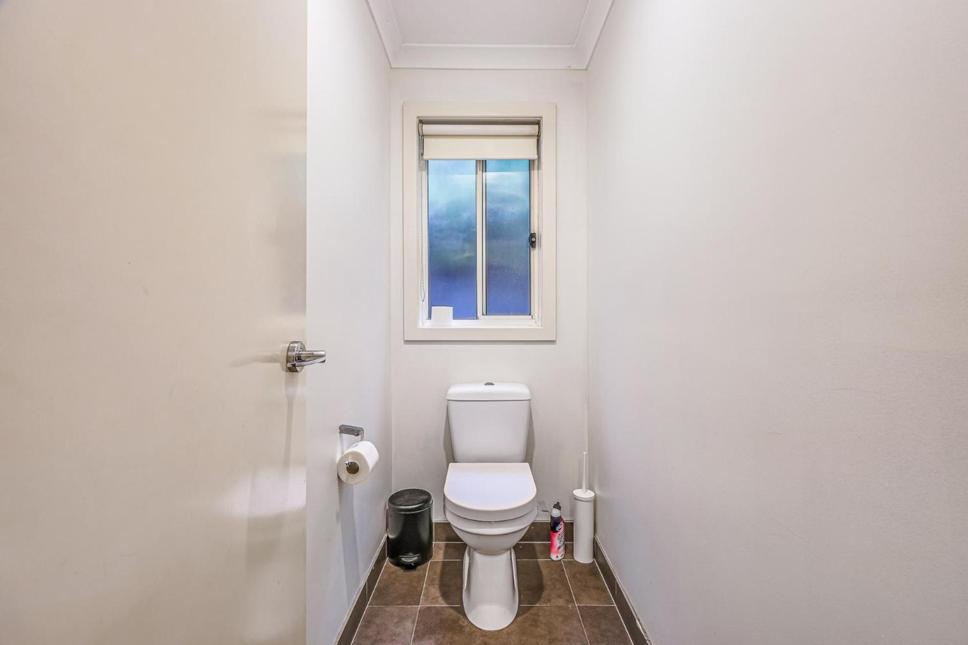 StayAU Newly 8 Beds Spacious Home in Derrimut