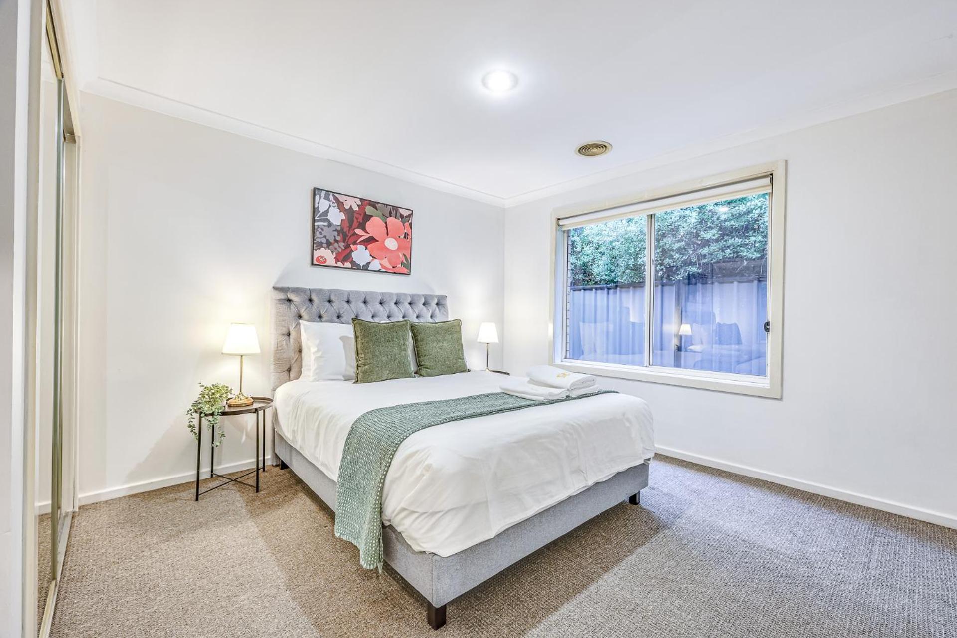 StayAU Newly 8 Beds Spacious Home in Derrimut
