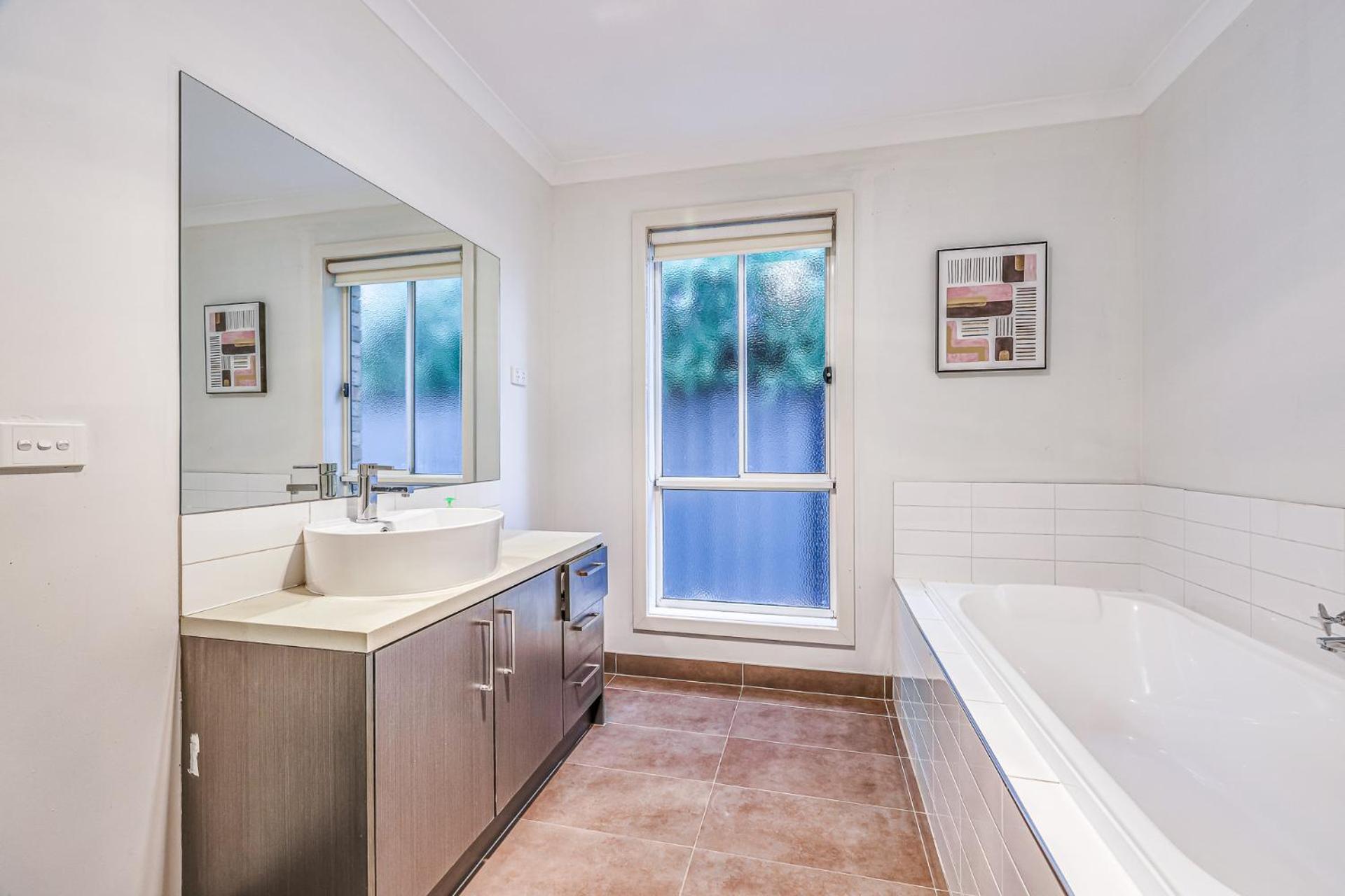 StayAU Newly 8 Beds Spacious Home in Derrimut