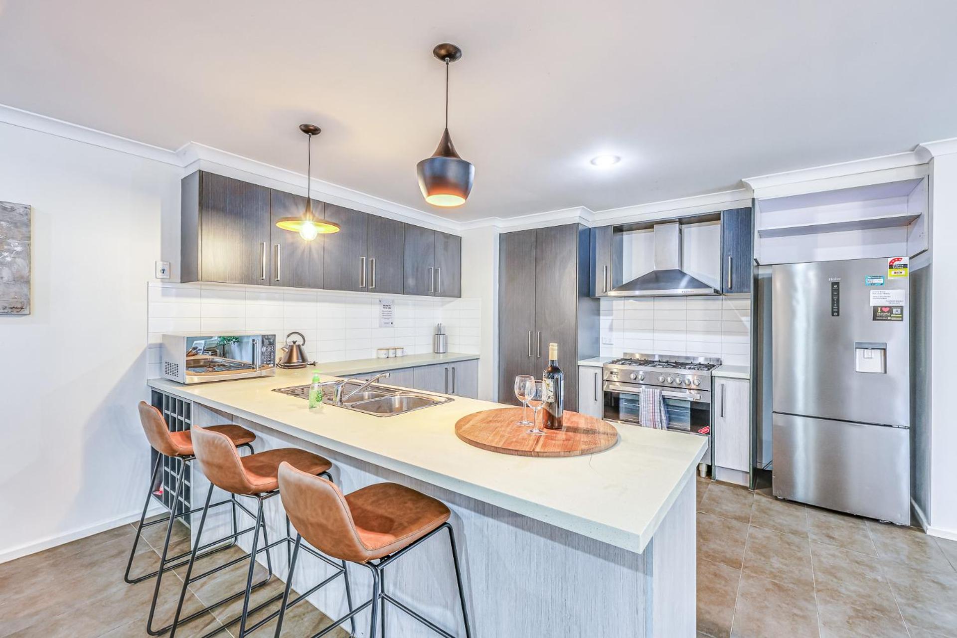 StayAU Newly 8 Beds Spacious Home in Derrimut