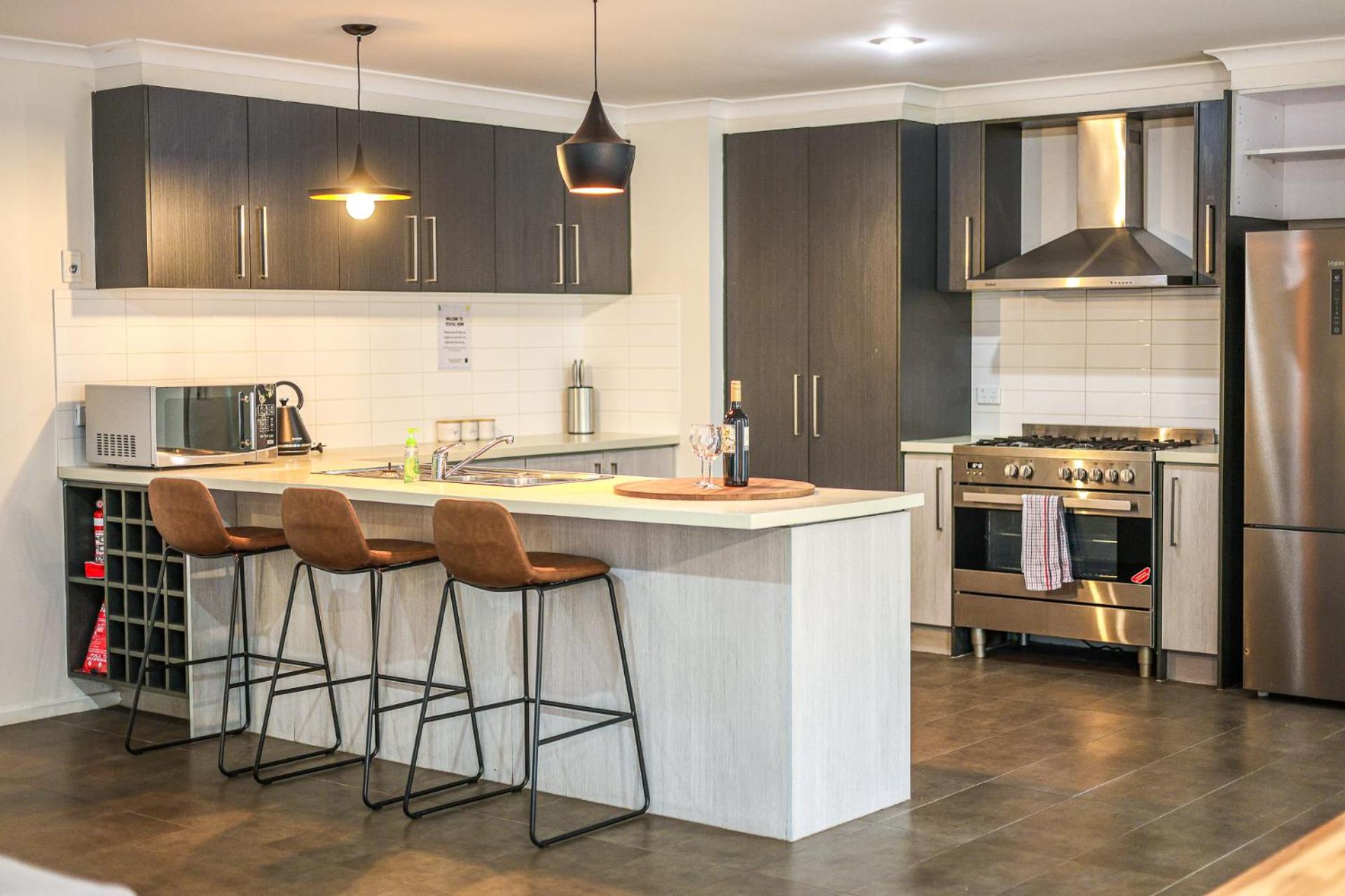 StayAU Newly 8 Beds Spacious Home in Derrimut
