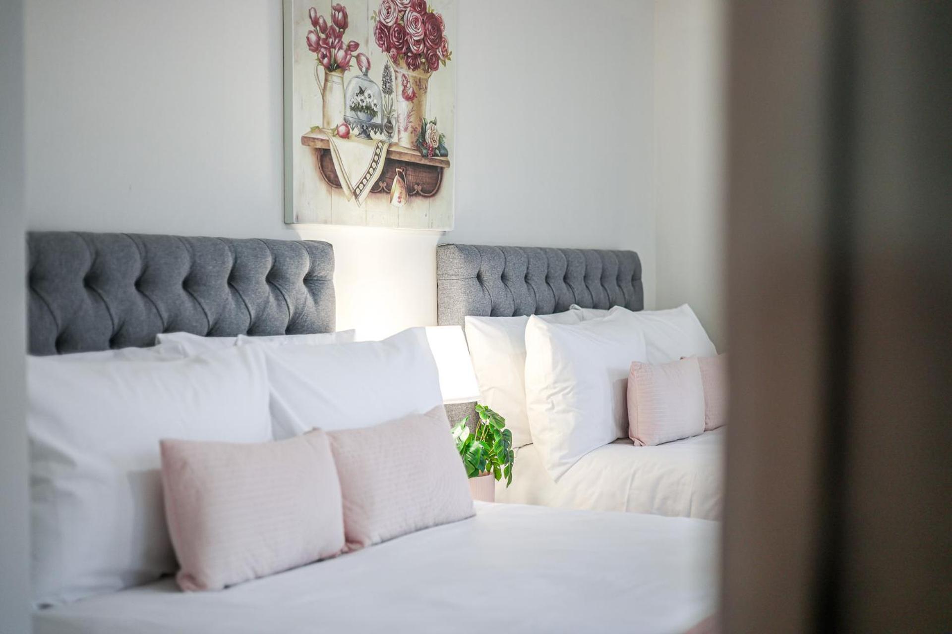 StayAU Newly 8 Beds Spacious Home in Derrimut