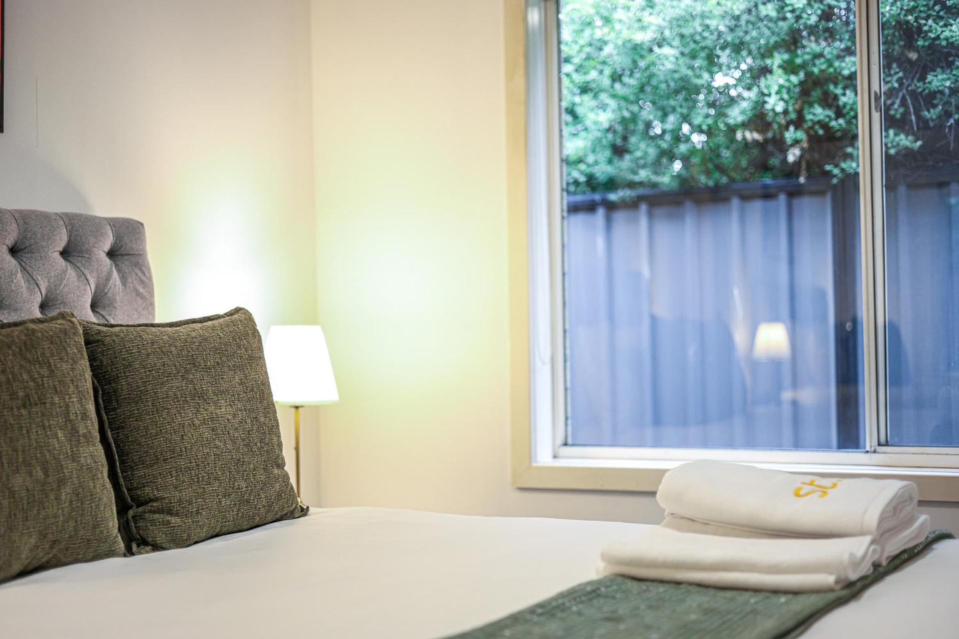 StayAU Newly 8 Beds Spacious Home in Derrimut