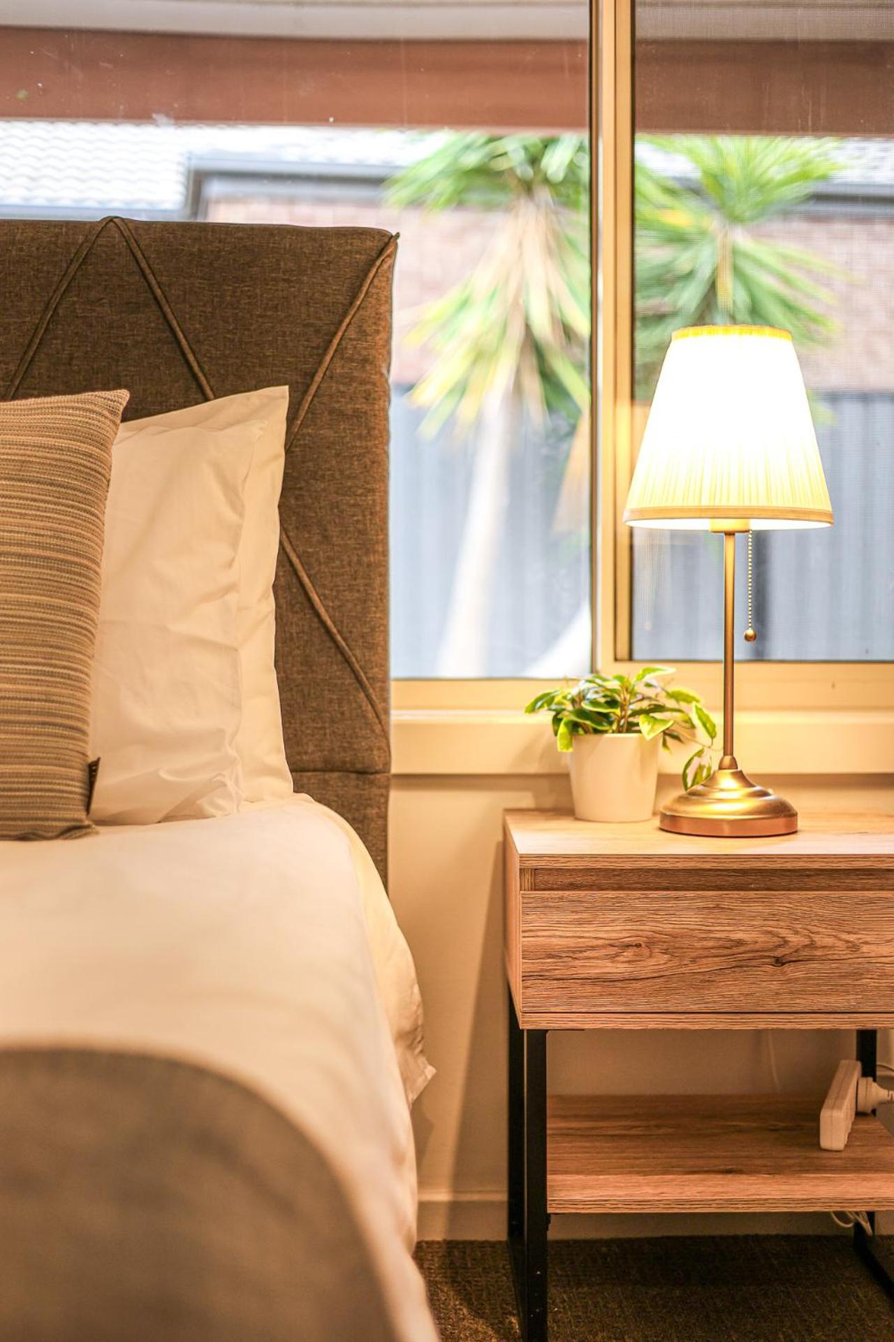 StayAU Newly 8 Beds Spacious Home in Derrimut