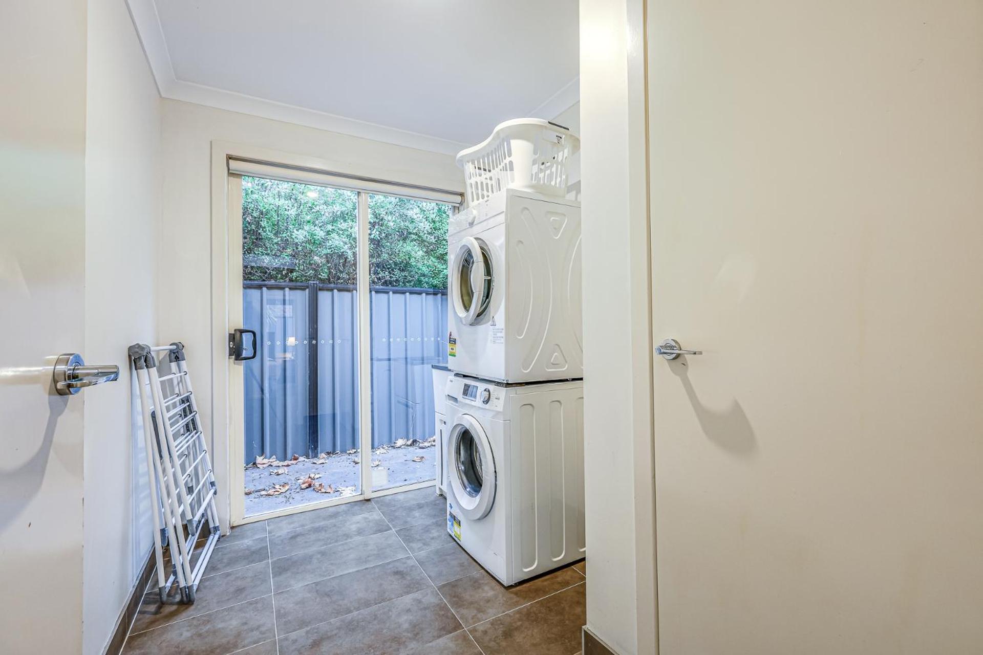 StayAU Newly 8 Beds Spacious Home in Derrimut