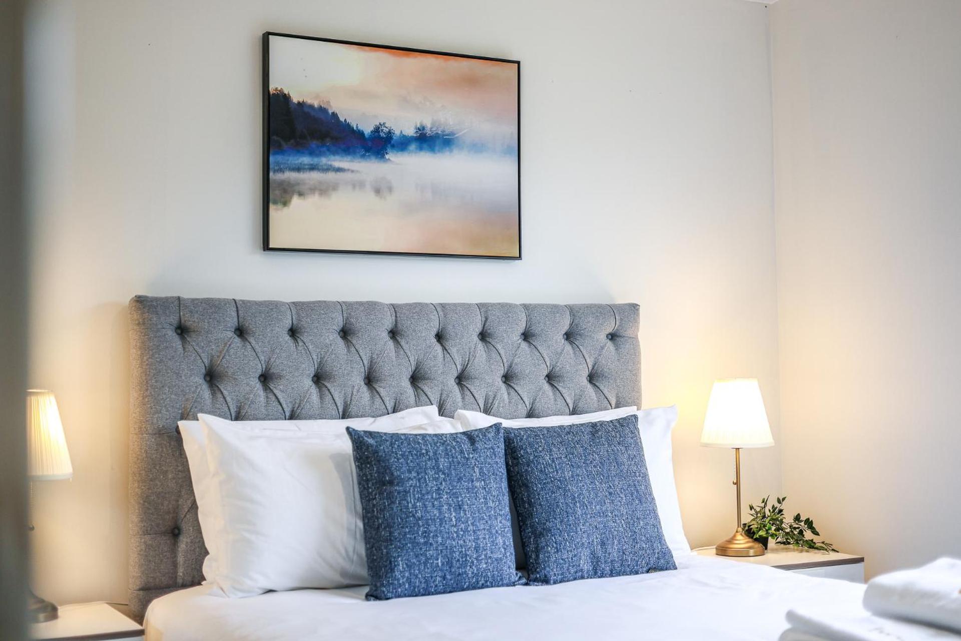StayAU Newly 8 Beds Spacious Home in Derrimut