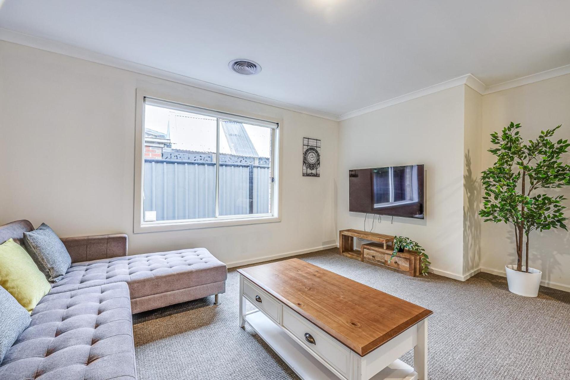 StayAU Newly 8 Beds Spacious Home in Derrimut