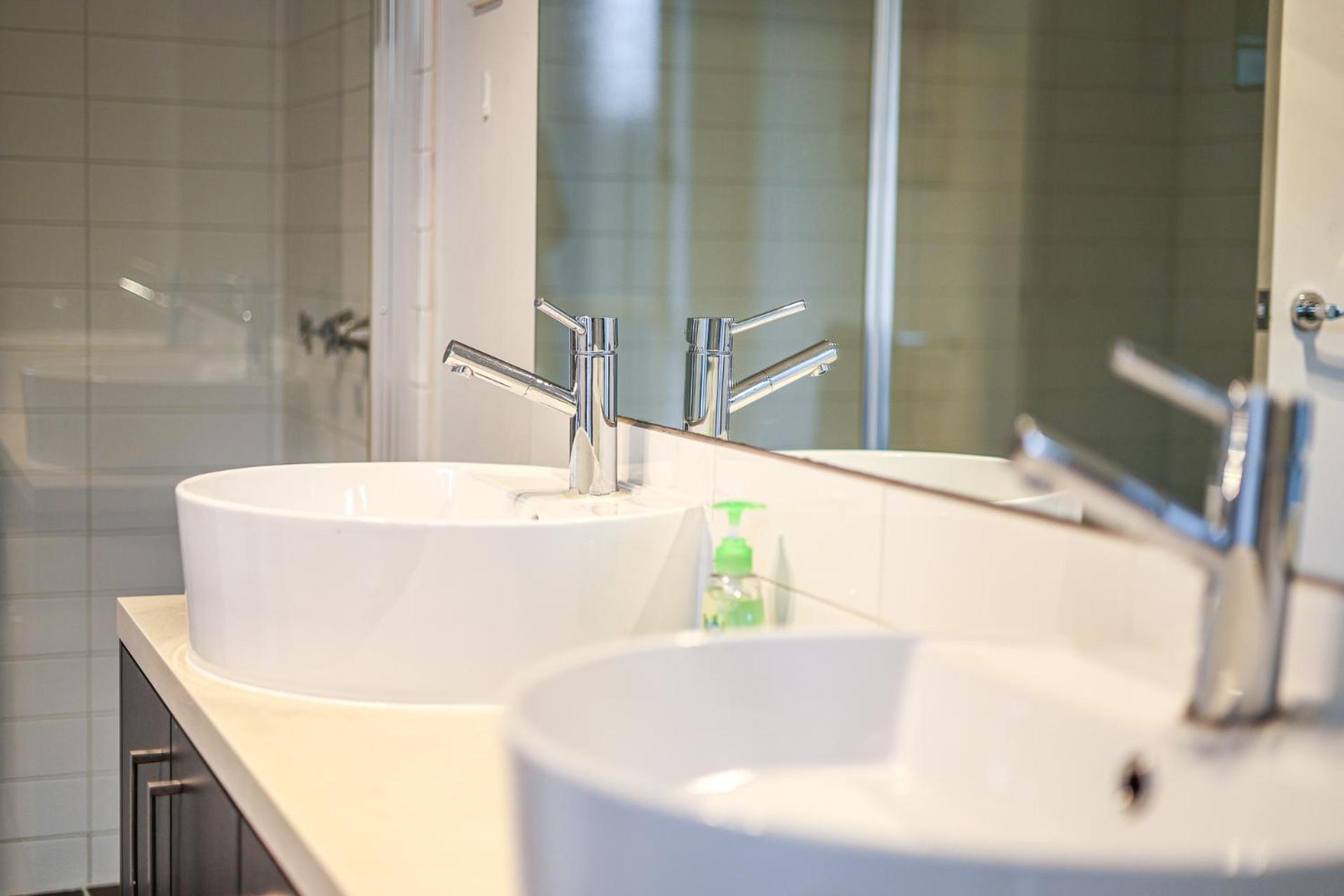StayAU Newly 8 Beds Spacious Home in Derrimut