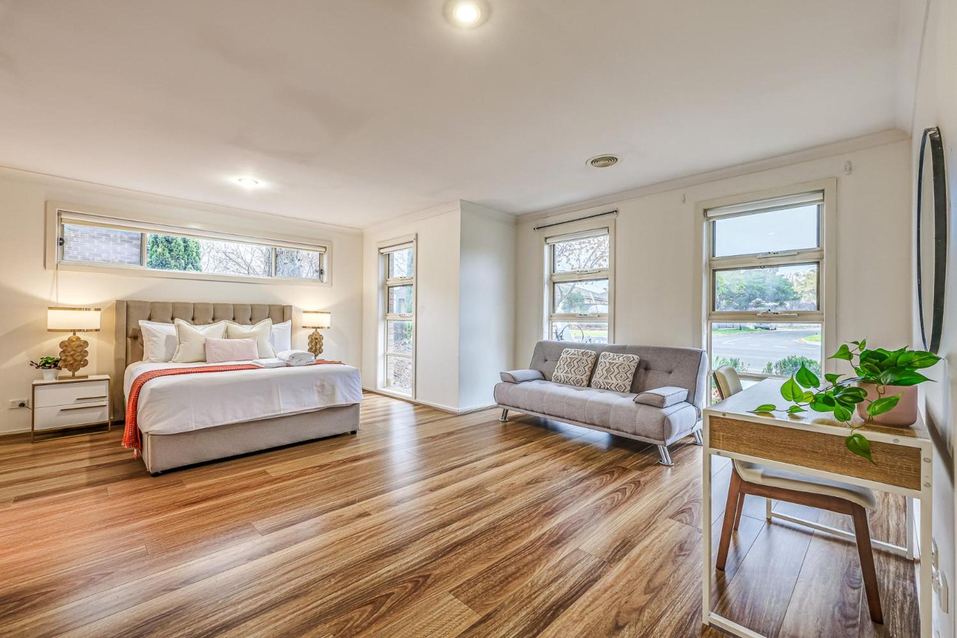 StayAU Newly 8 Beds Spacious Home in Derrimut