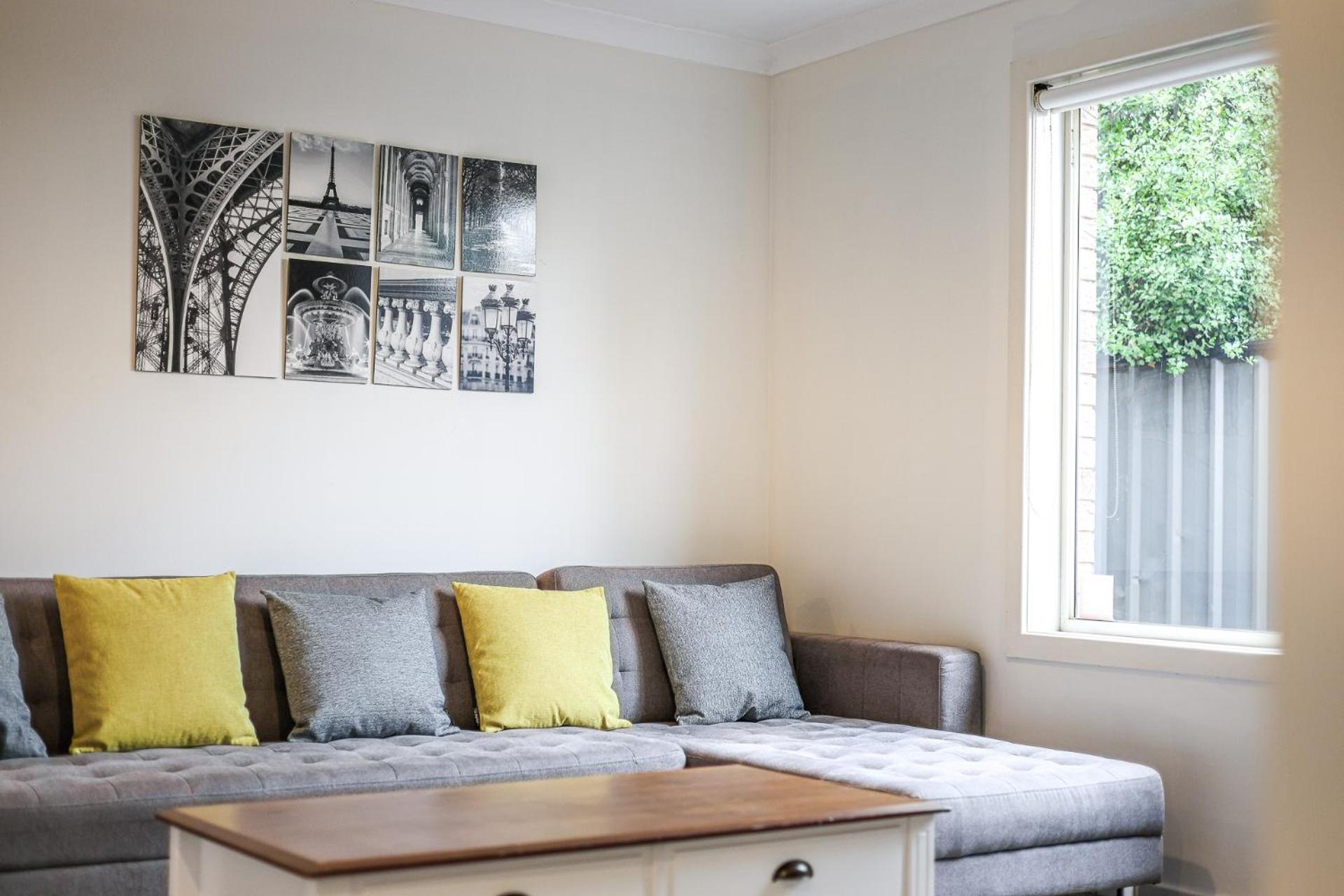 StayAU Newly 8 Beds Spacious Home in Derrimut