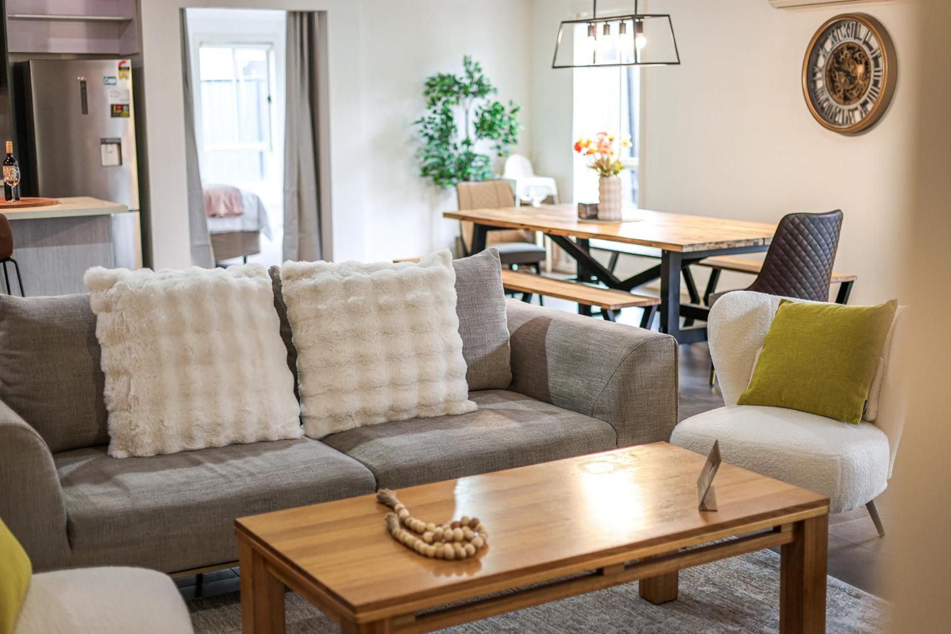 StayAU Newly 8 Beds Spacious Home in Derrimut