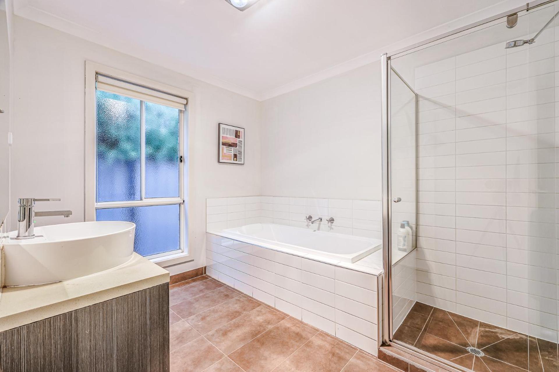 StayAU Newly 8 Beds Spacious Home in Derrimut