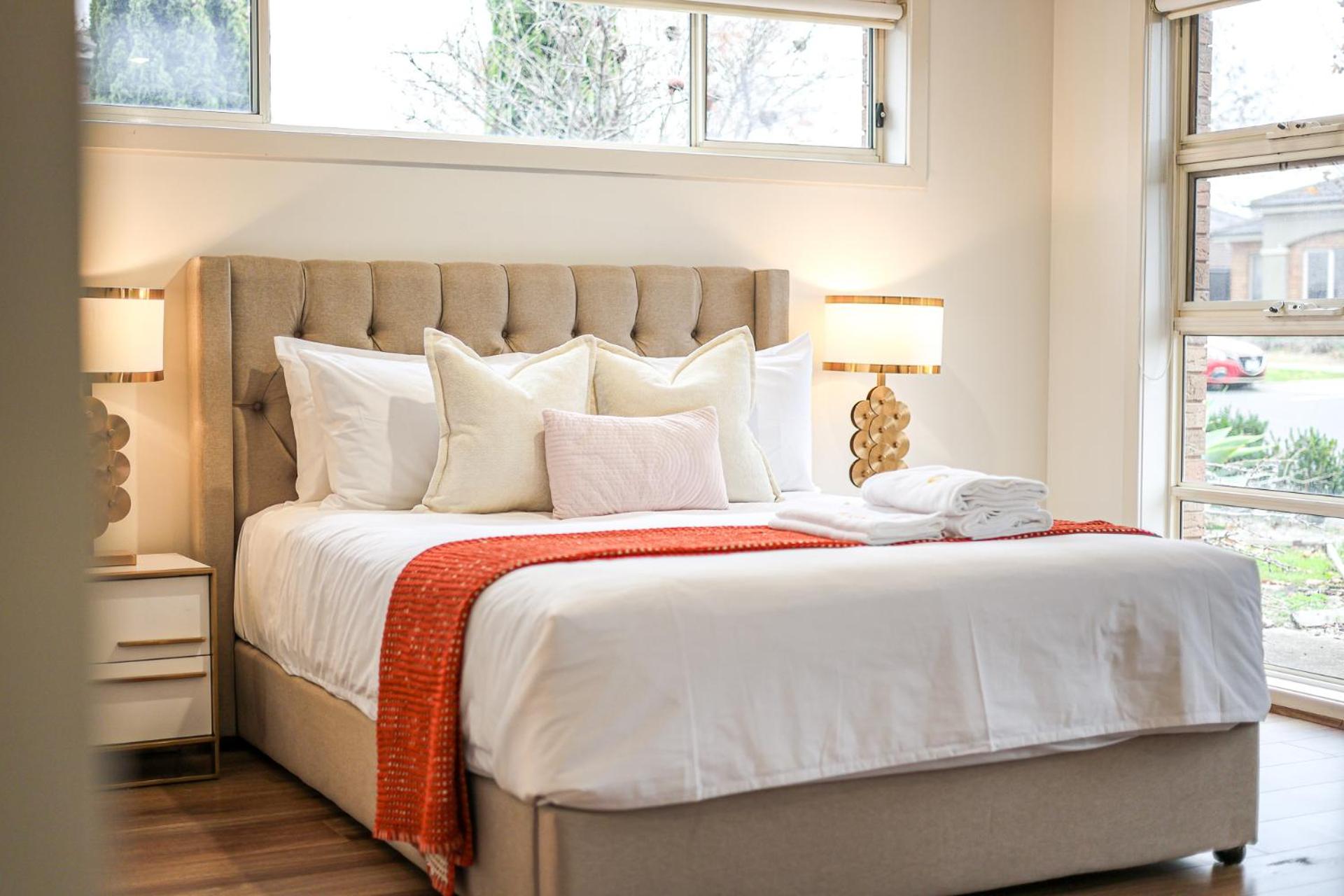 StayAU Newly 8 Beds Spacious Home in Derrimut
