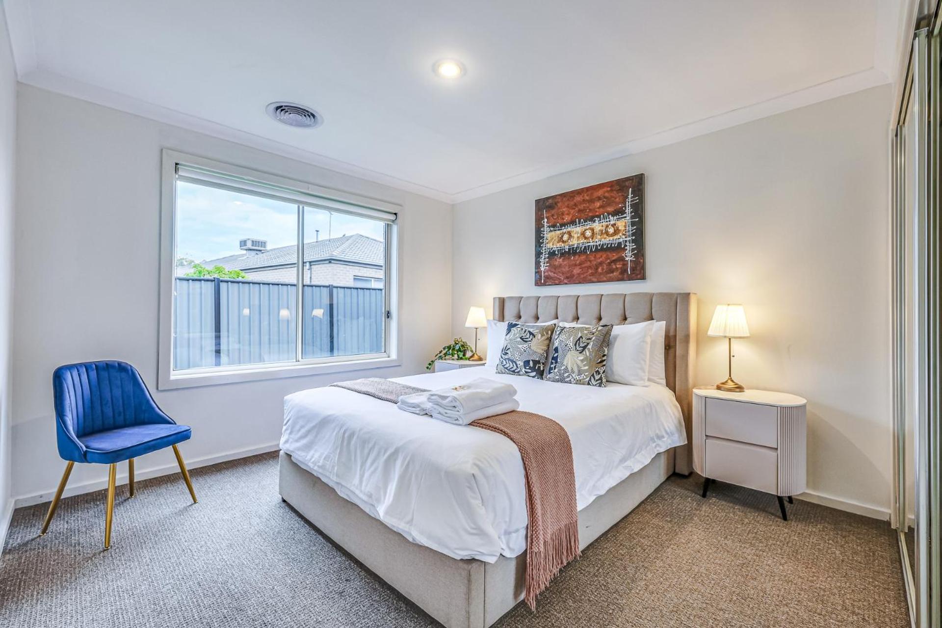 StayAU Newly 8 Beds Spacious Home in Derrimut