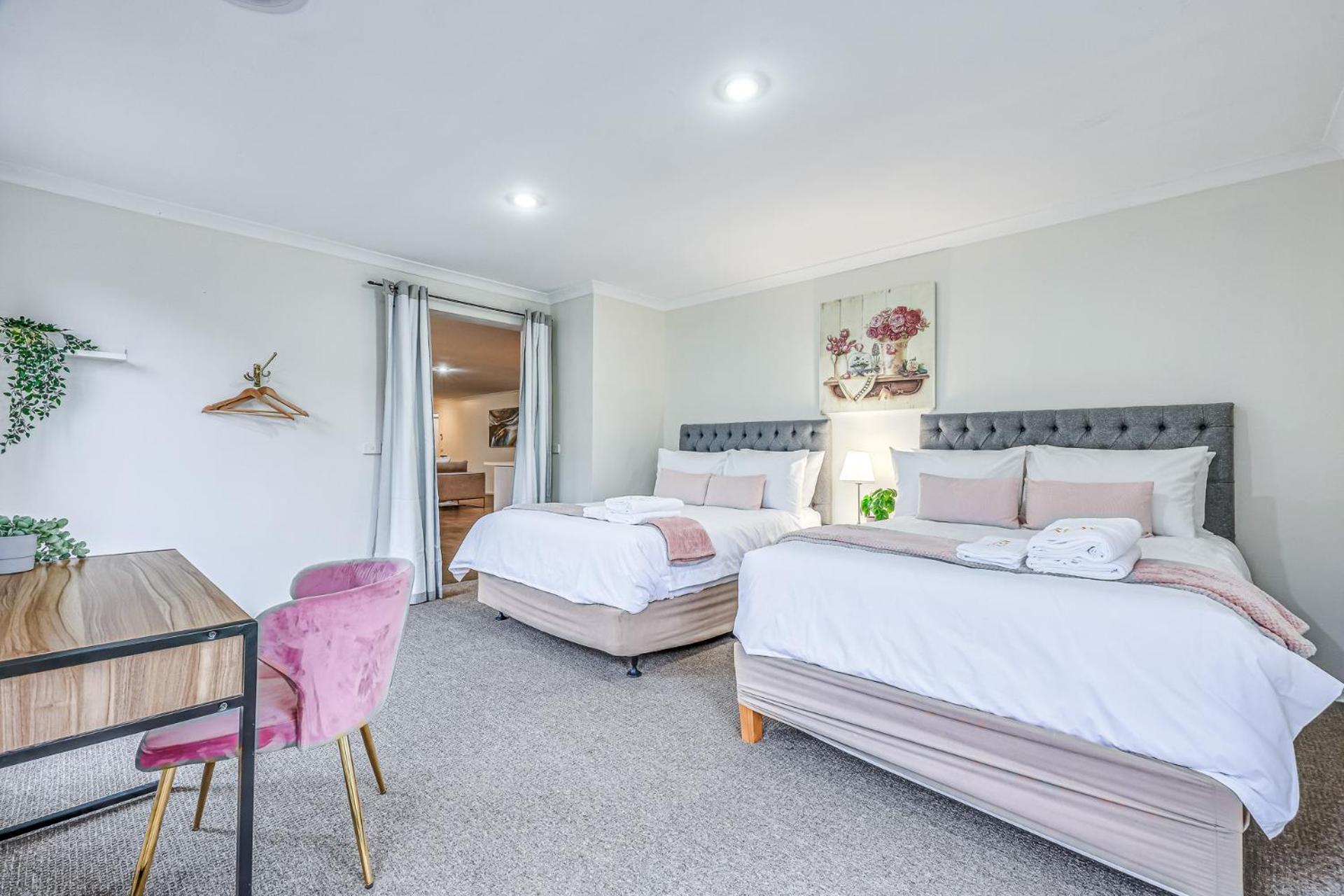 StayAU Newly 8 Beds Spacious Home in Derrimut