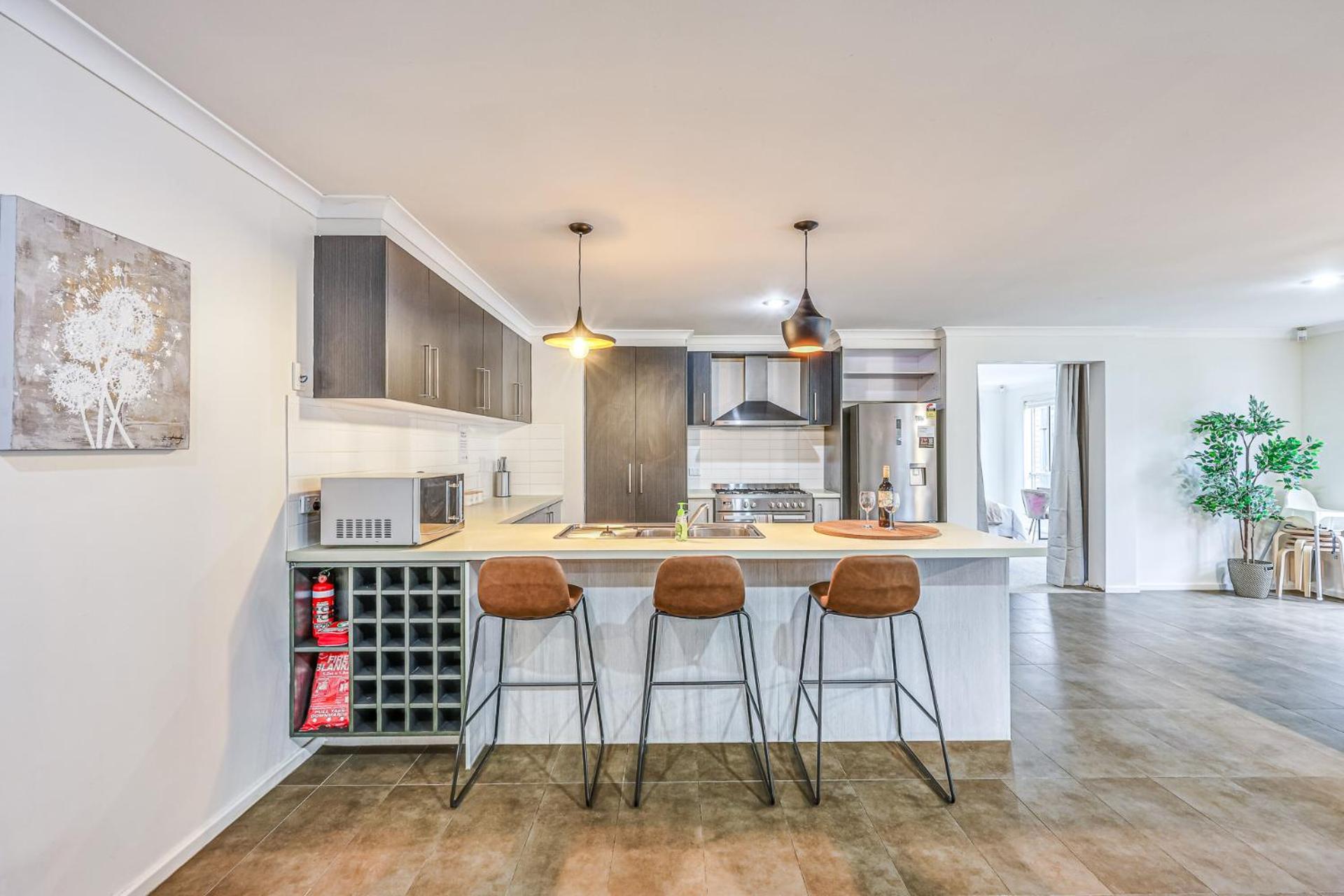 StayAU Newly 8 Beds Spacious Home in Derrimut