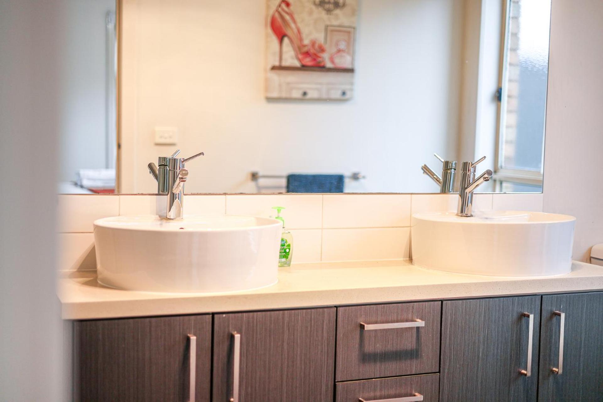 StayAU Newly 8 Beds Spacious Home in Derrimut