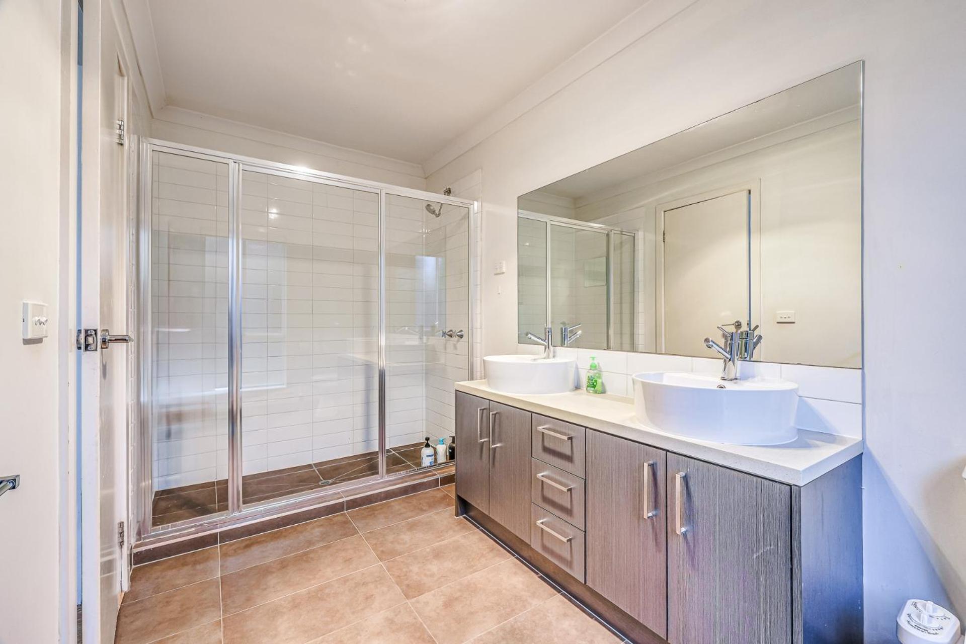 StayAU Newly 8 Beds Spacious Home in Derrimut