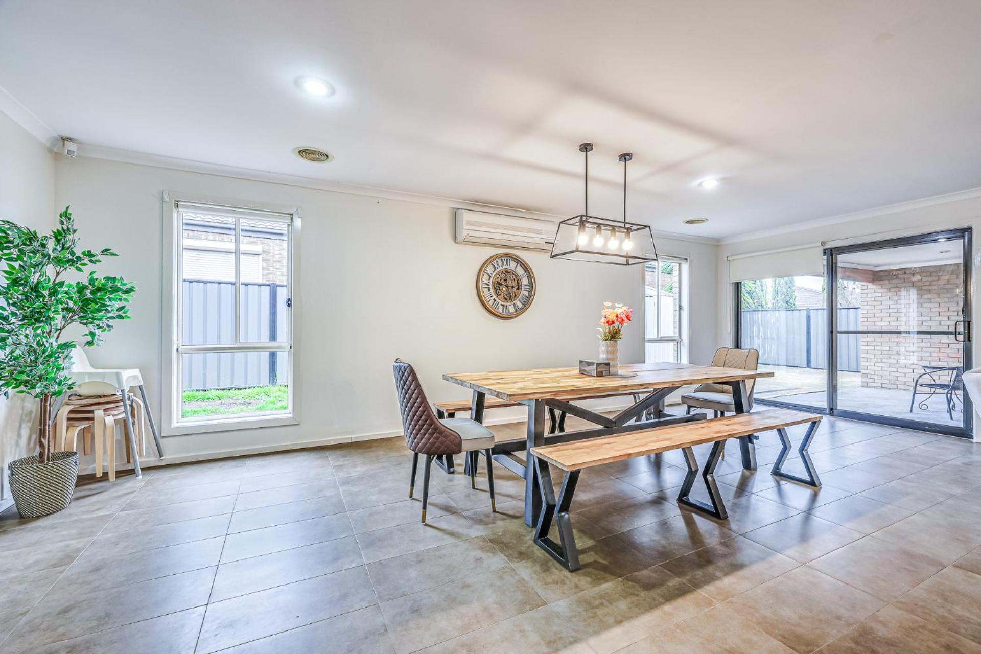StayAU Newly 8 Beds Spacious Home in Derrimut