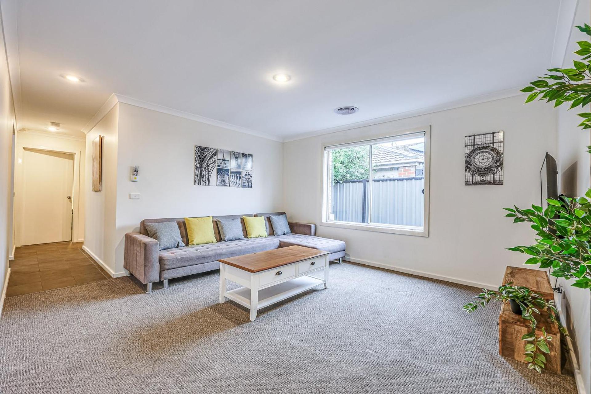 StayAU Newly 8 Beds Spacious Home in Derrimut