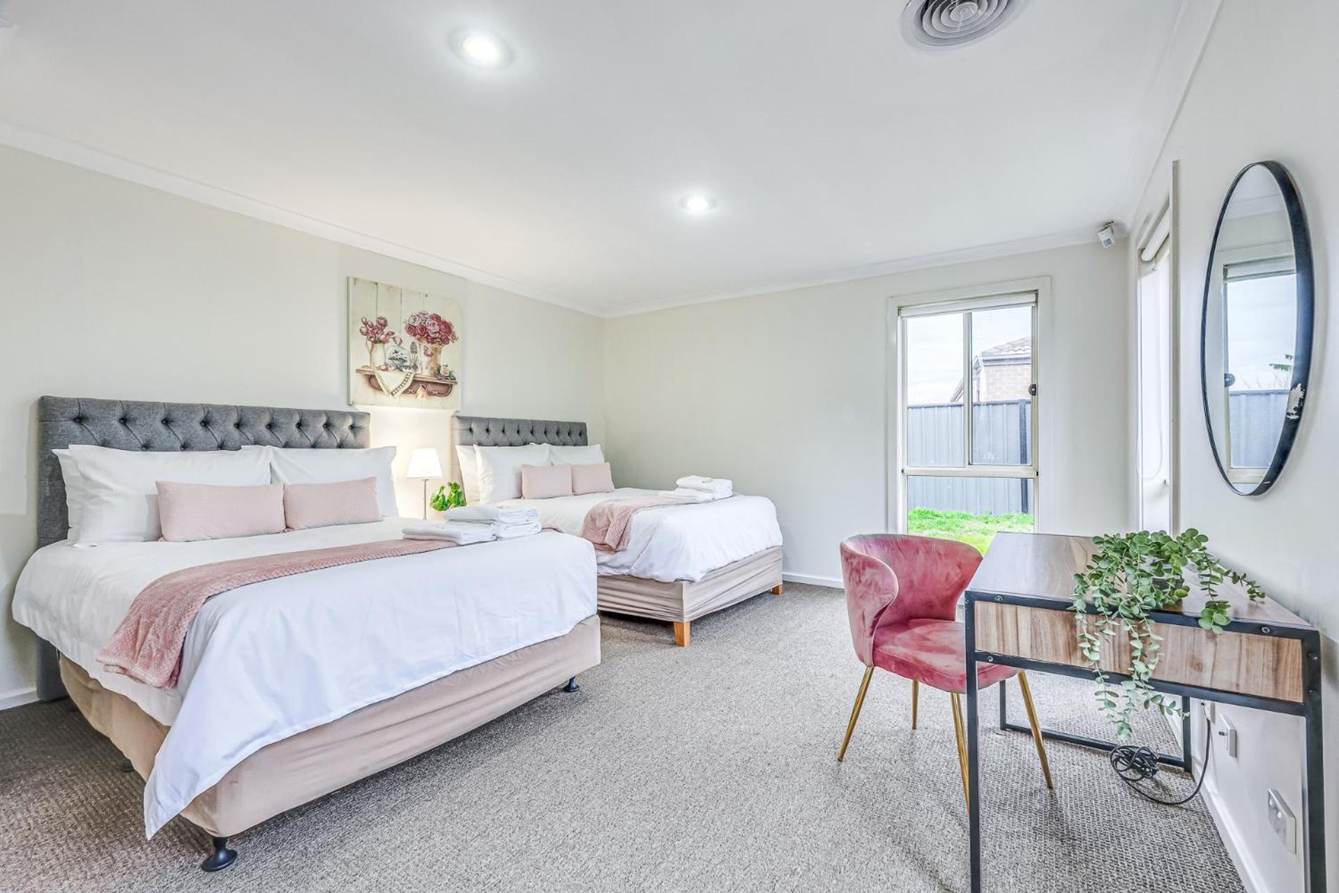 StayAU Newly 8 Beds Spacious Home in Derrimut
