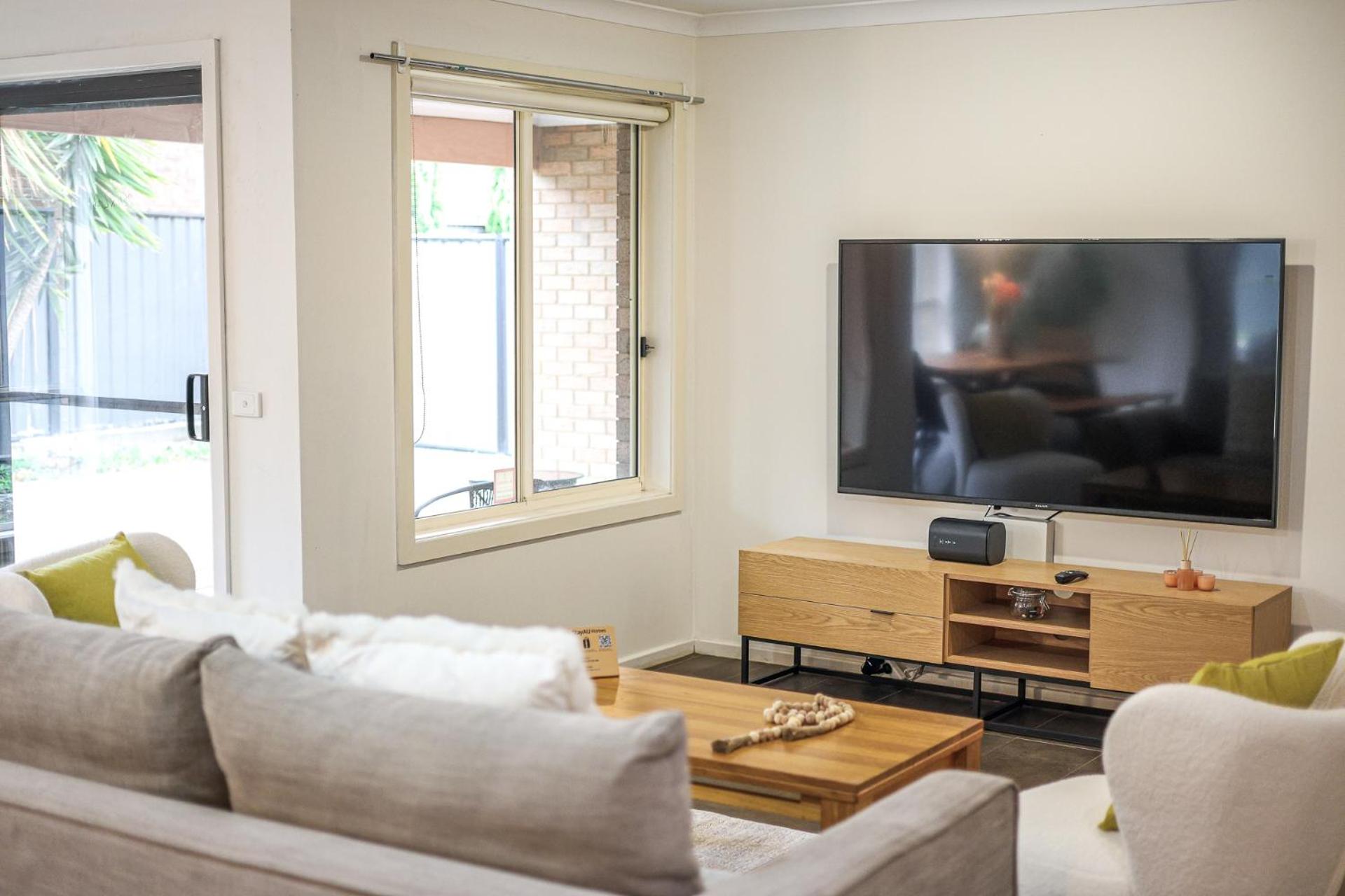 StayAU Newly 8 Beds Spacious Home in Derrimut
