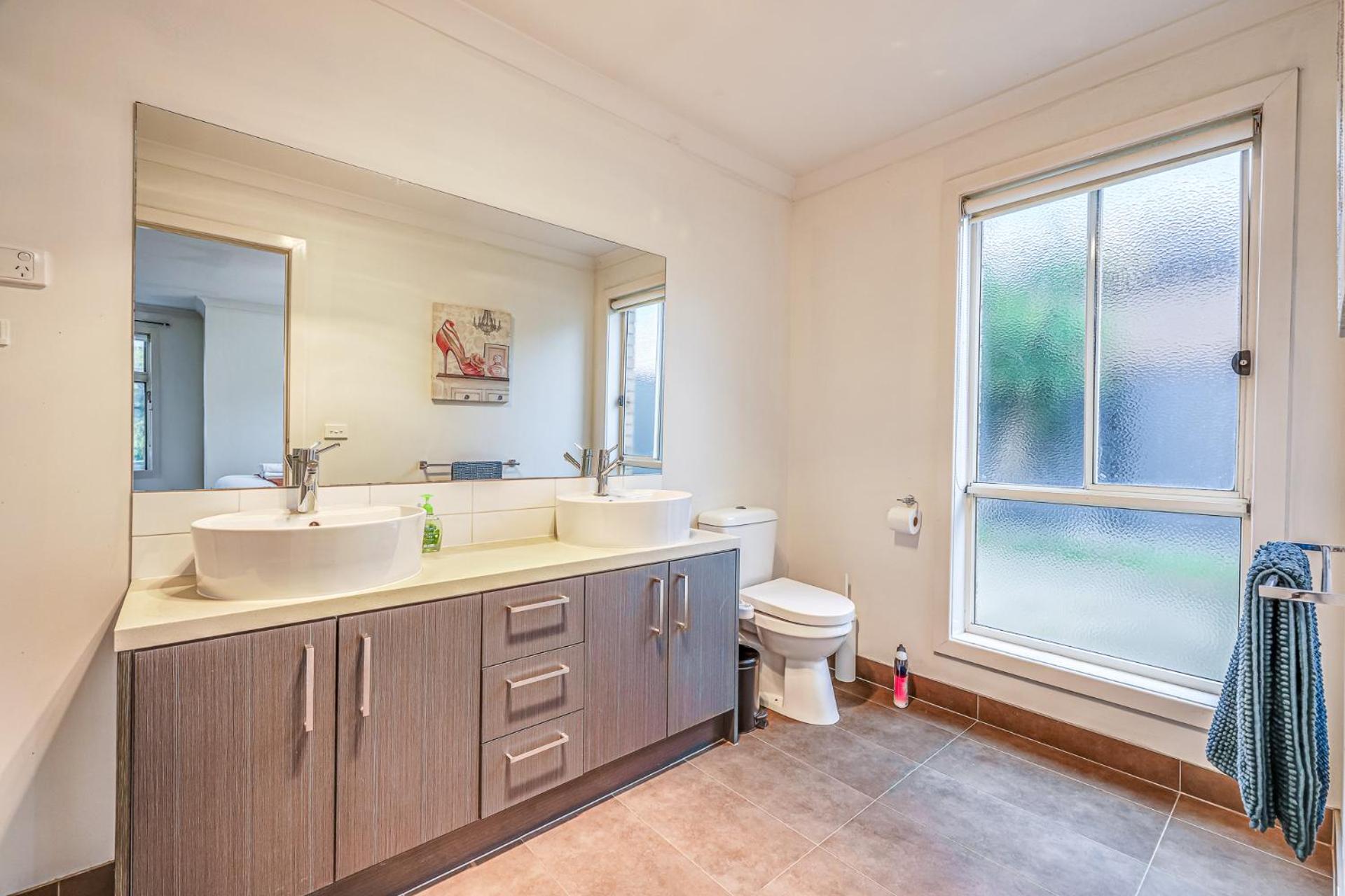 StayAU Newly 8 Beds Spacious Home in Derrimut