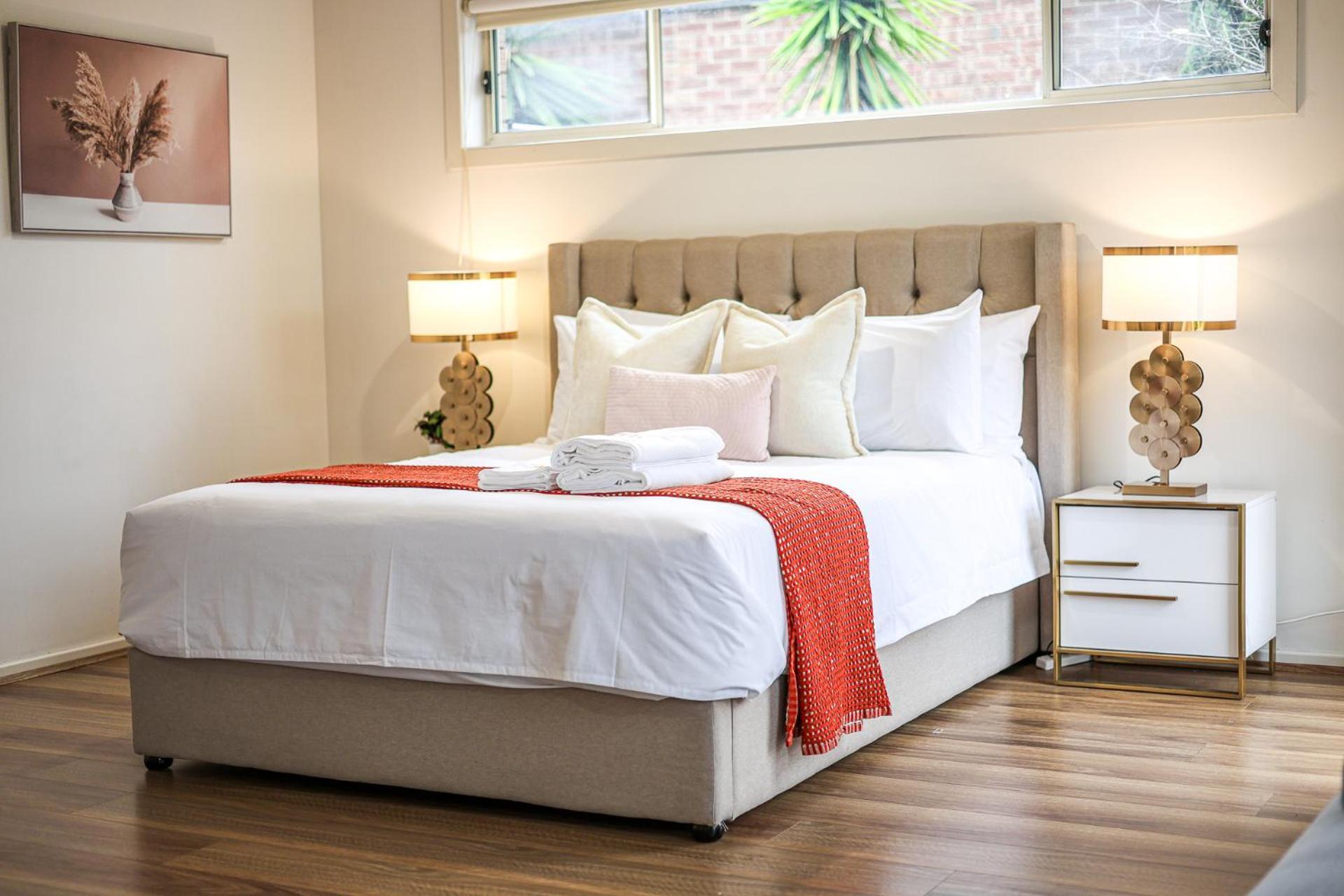StayAU Newly 8 Beds Spacious Home in Derrimut