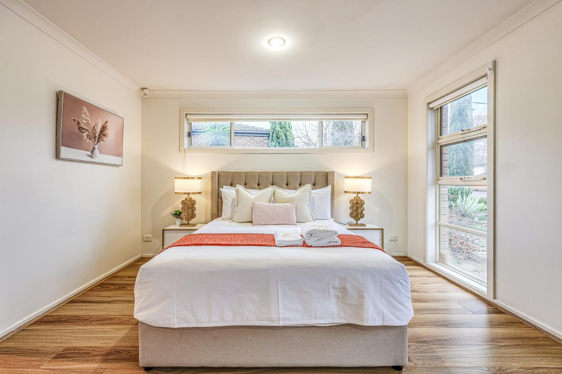 StayAU Newly 8 Beds Spacious Home in Derrimut