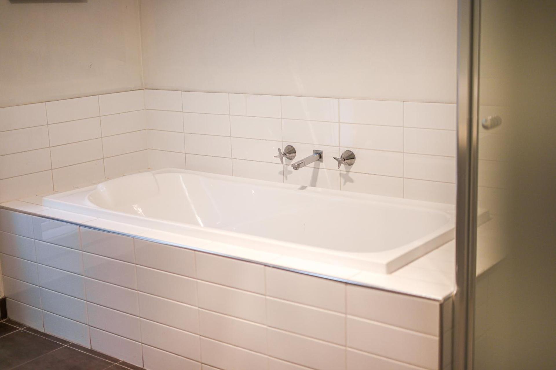 StayAU Newly 8 Beds Spacious Home in Derrimut