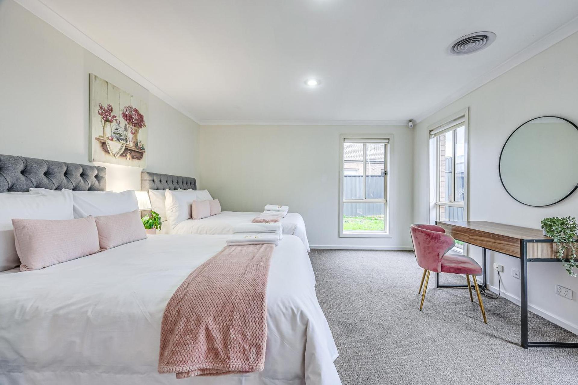 StayAU Newly 8 Beds Spacious Home in Derrimut
