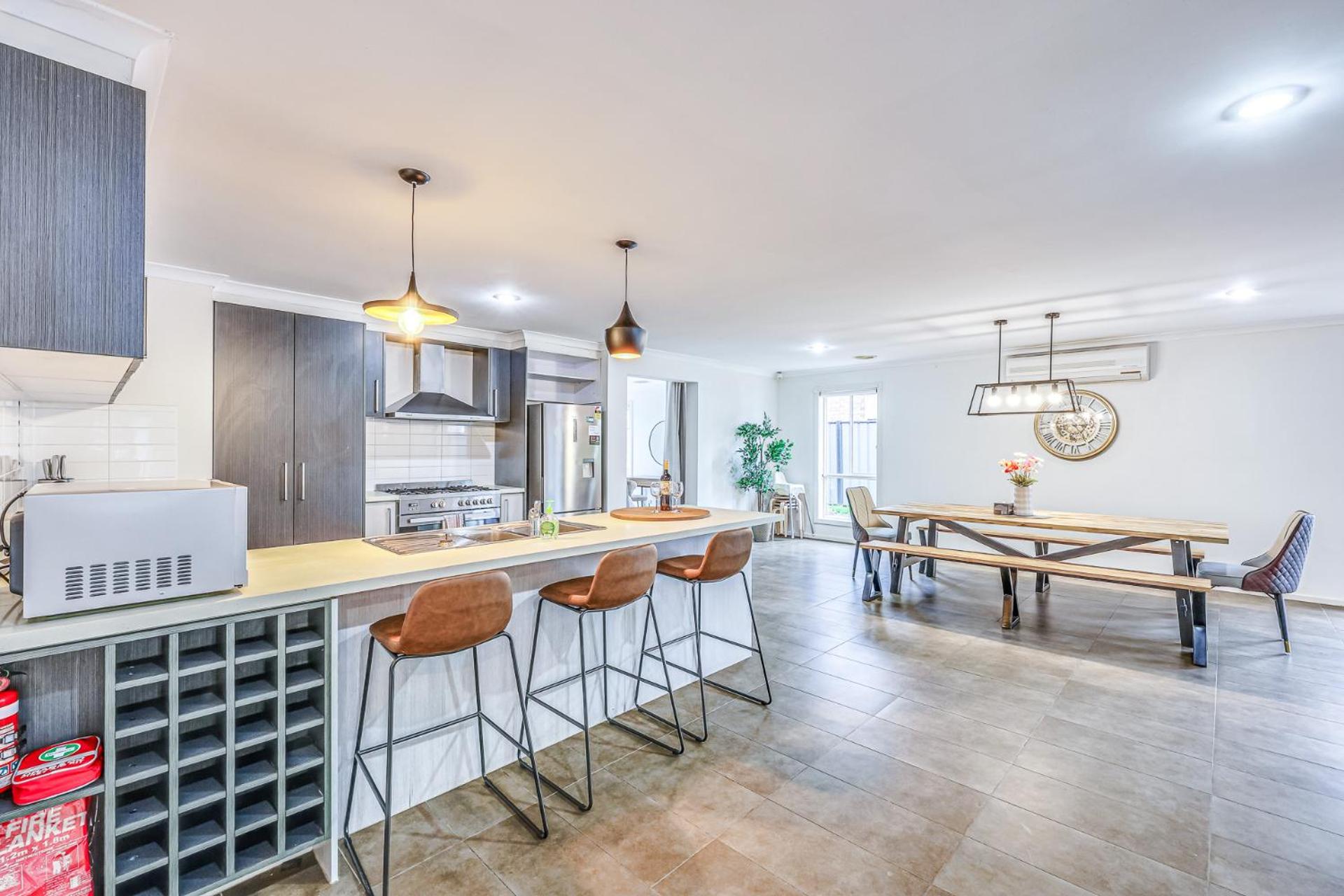 StayAU Newly 8 Beds Spacious Home in Derrimut