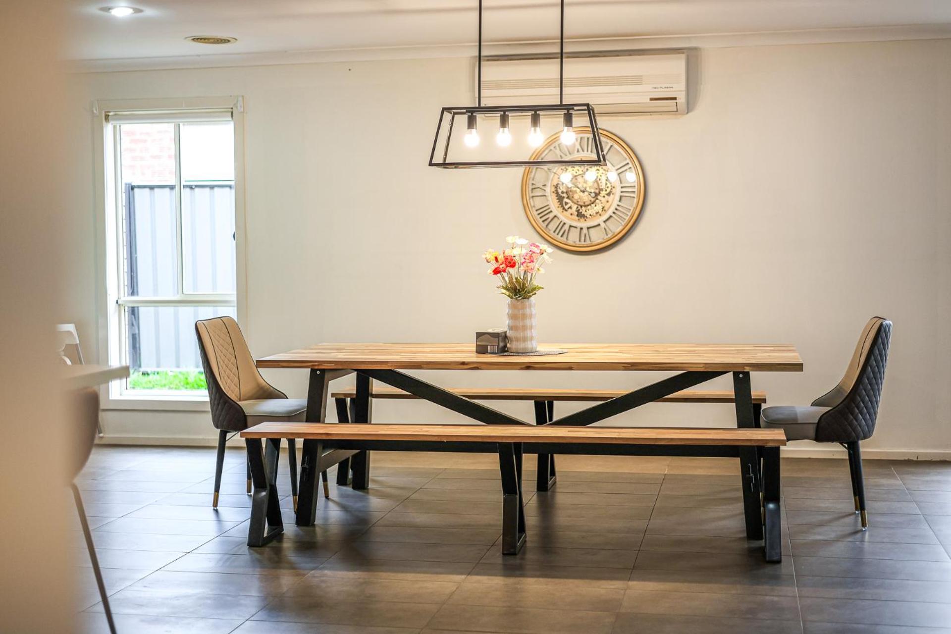 StayAU Newly 8 Beds Spacious Home in Derrimut