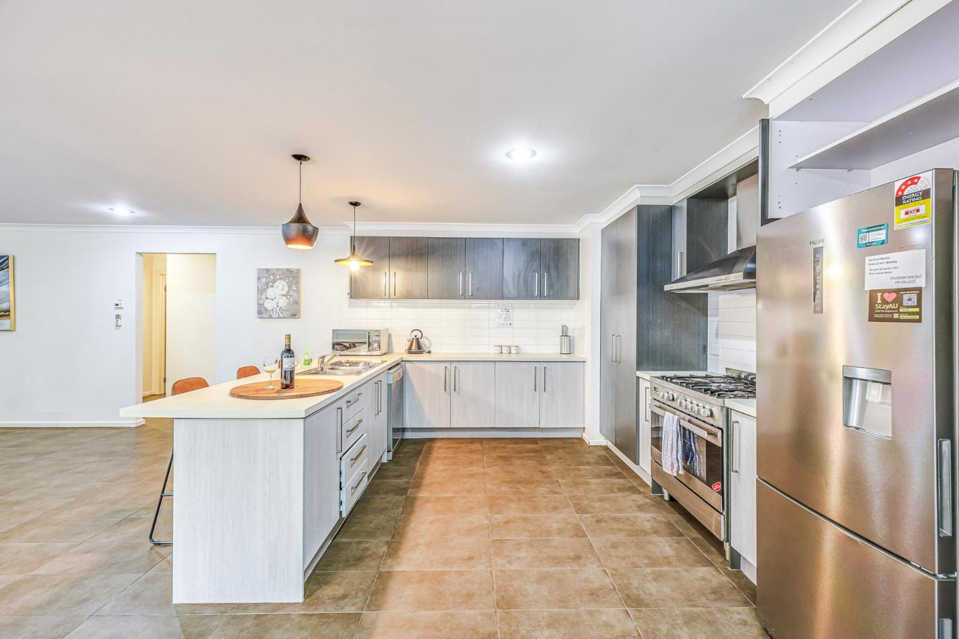 StayAU Newly 8 Beds Spacious Home in Derrimut