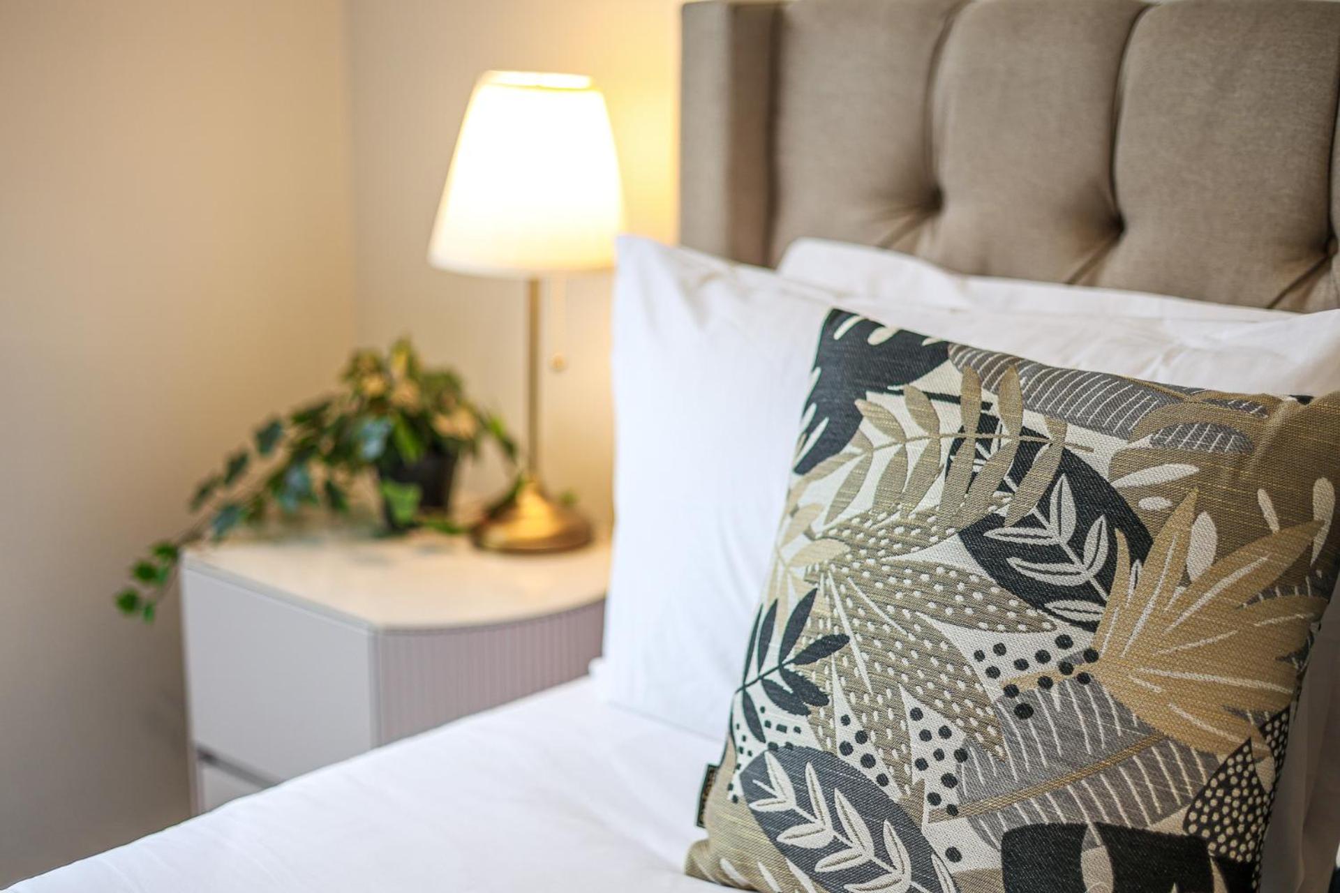 StayAU Newly 8 Beds Spacious Home in Derrimut
