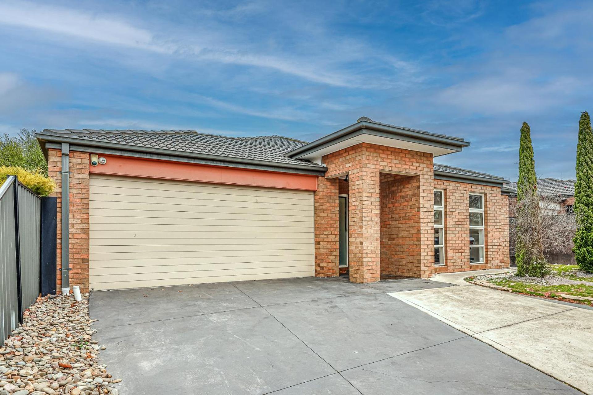 StayAU Newly 8 Beds Spacious Home in Derrimut