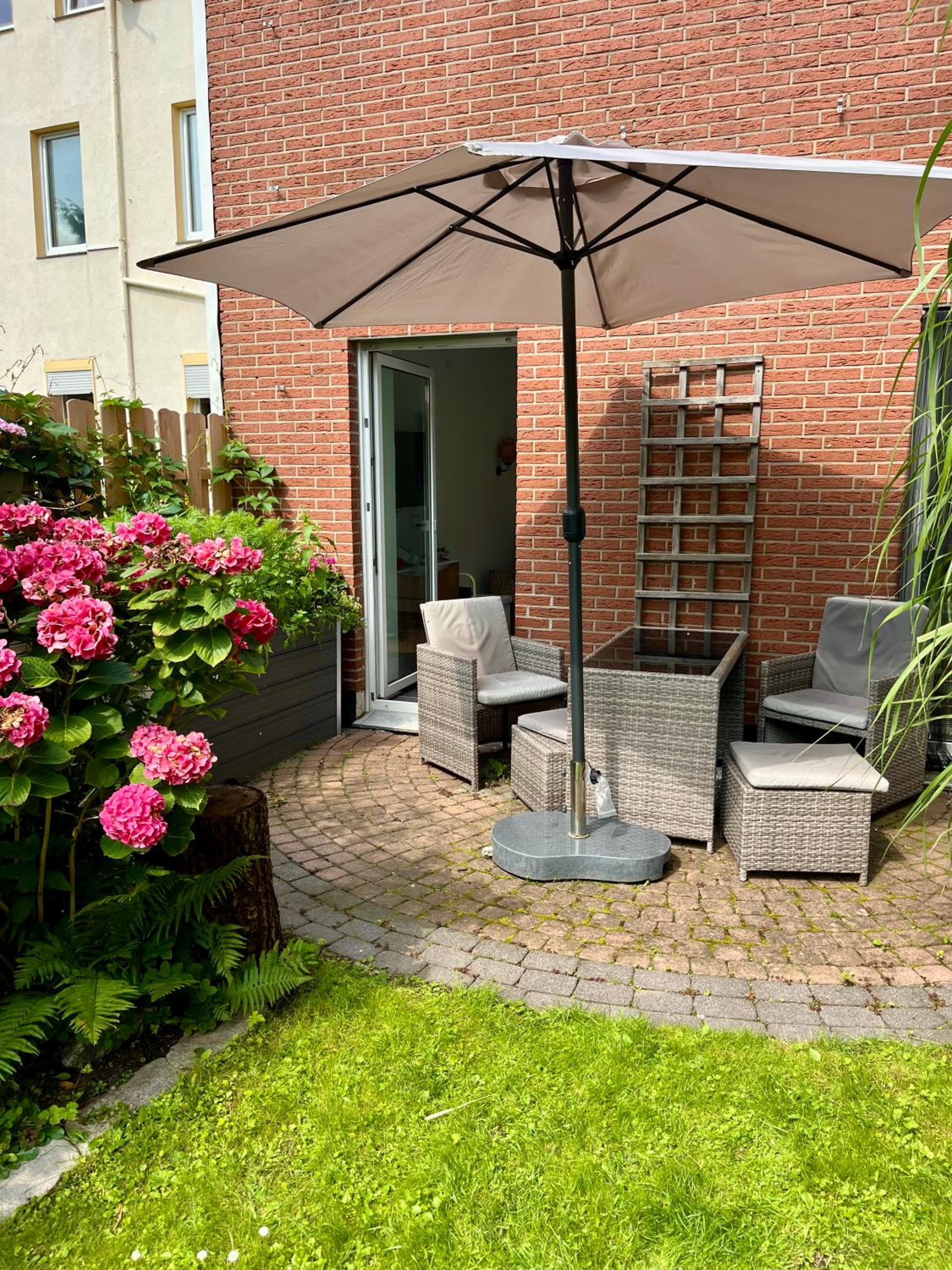 THE GREEN DOOR - 40 qm Hinterhaus mit Terrasse für 4-5