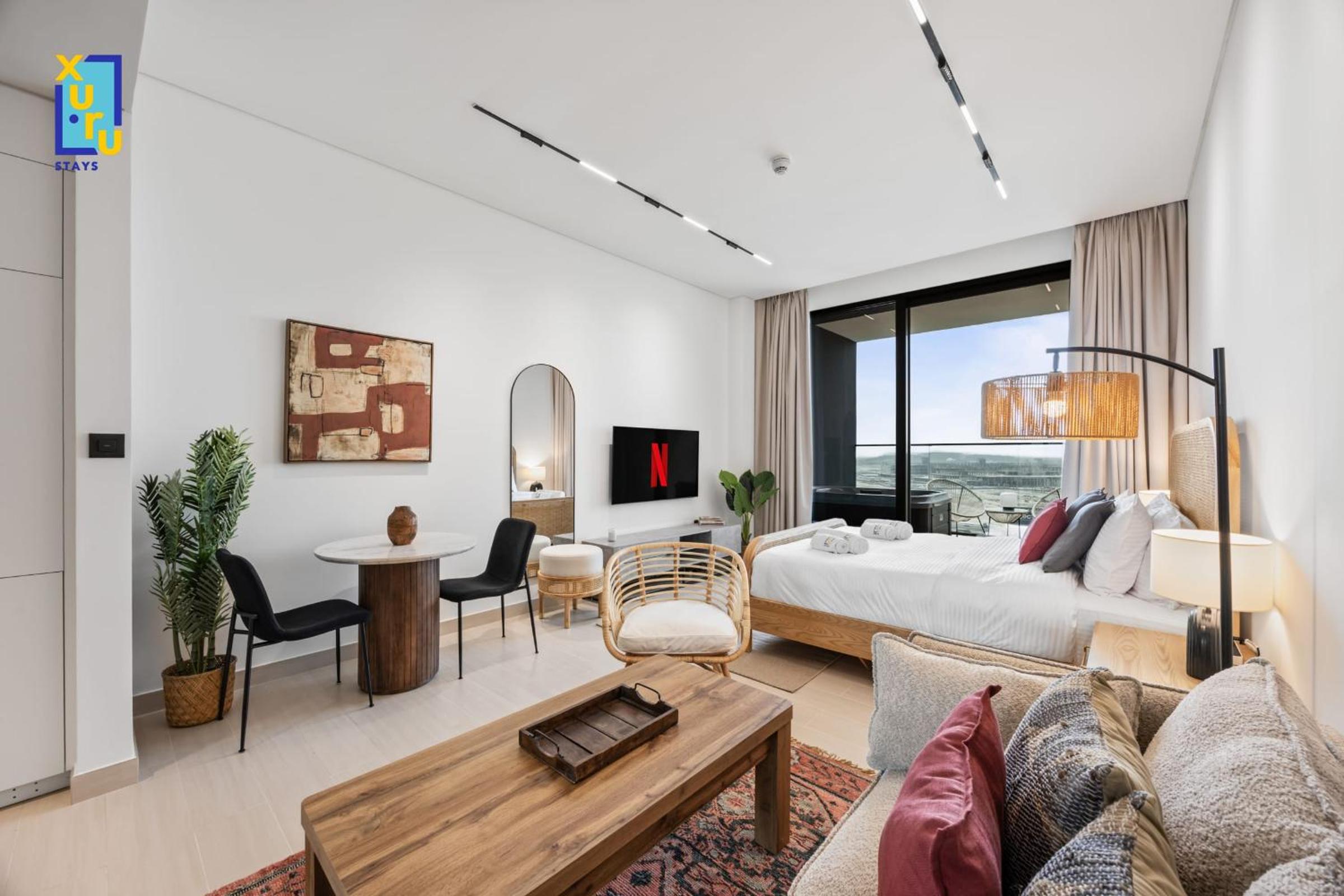 Timeless & Textured Studio w Jacuzzi Trillionaire