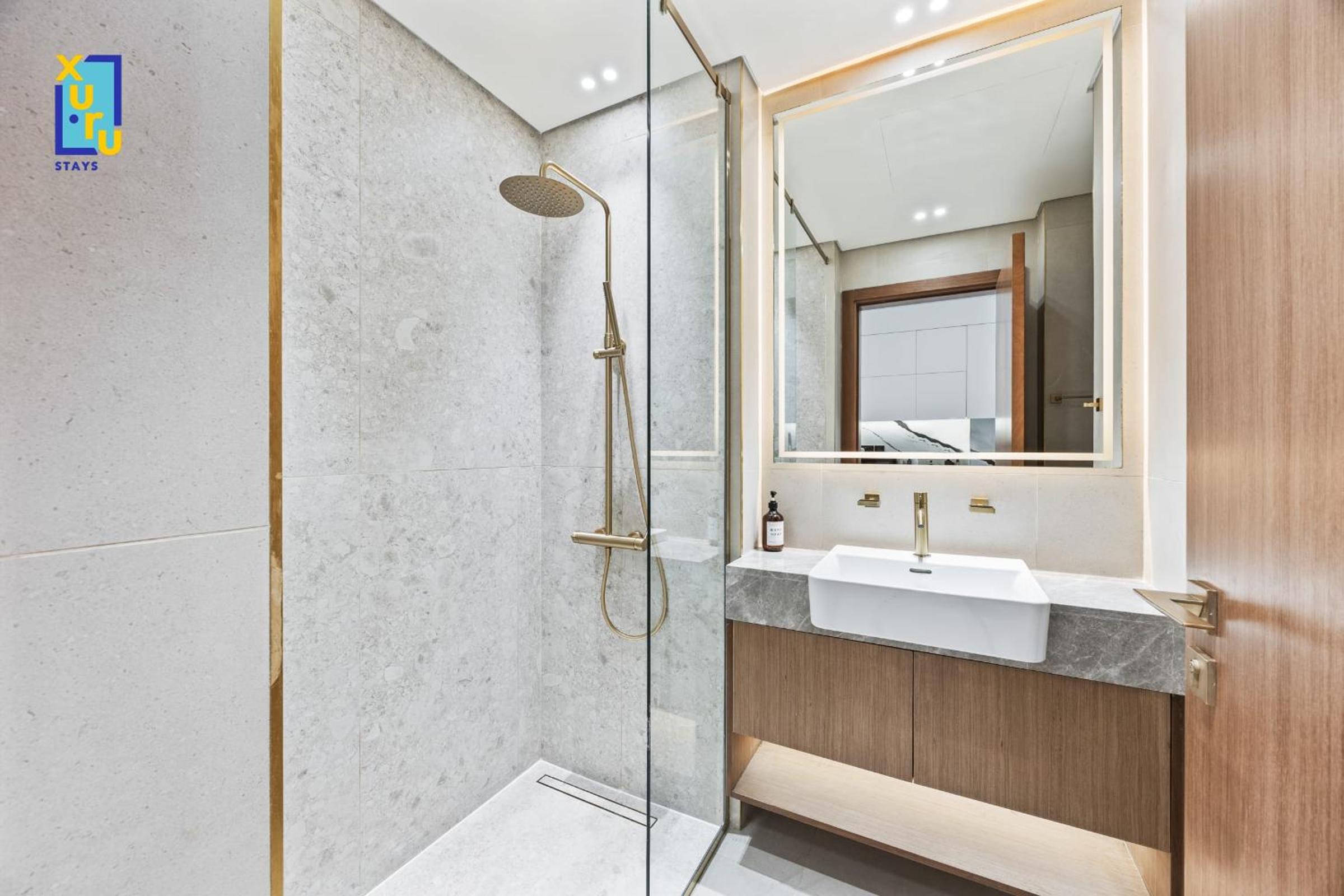 Timeless & Textured Studio w Jacuzzi Trillionaire