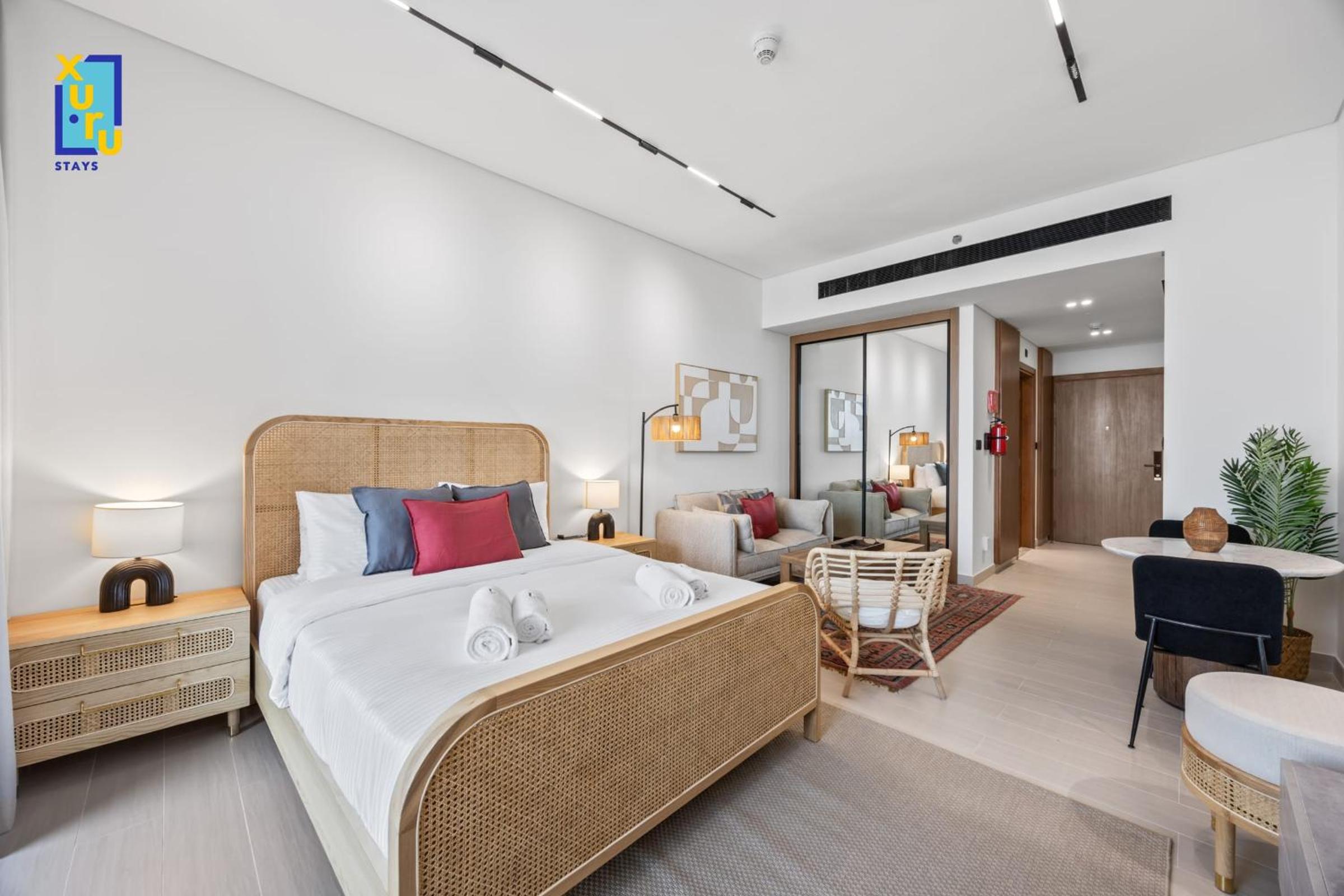 Timeless & Textured Studio w Jacuzzi Trillionaire