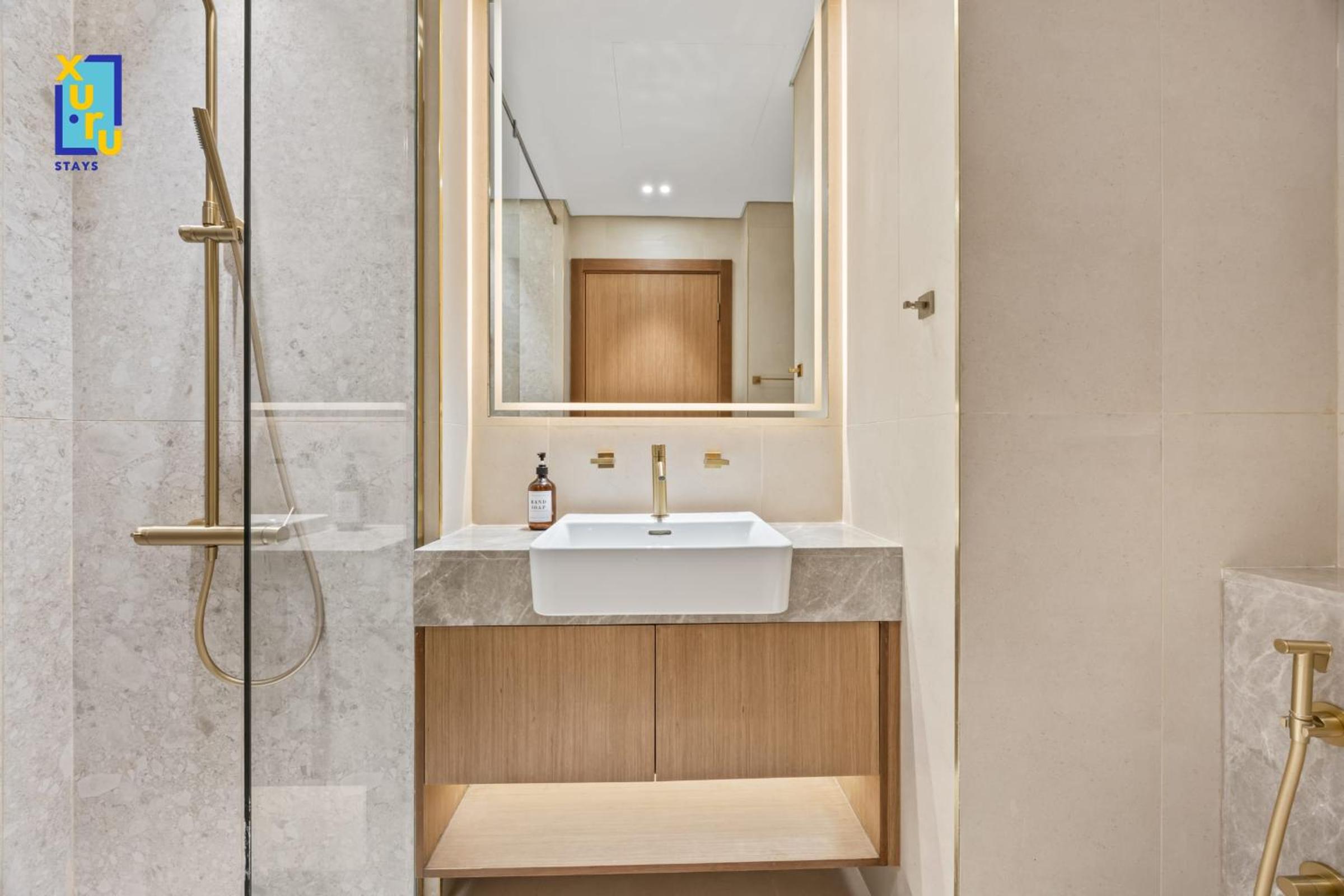 Timeless & Textured Studio w Jacuzzi Trillionaire