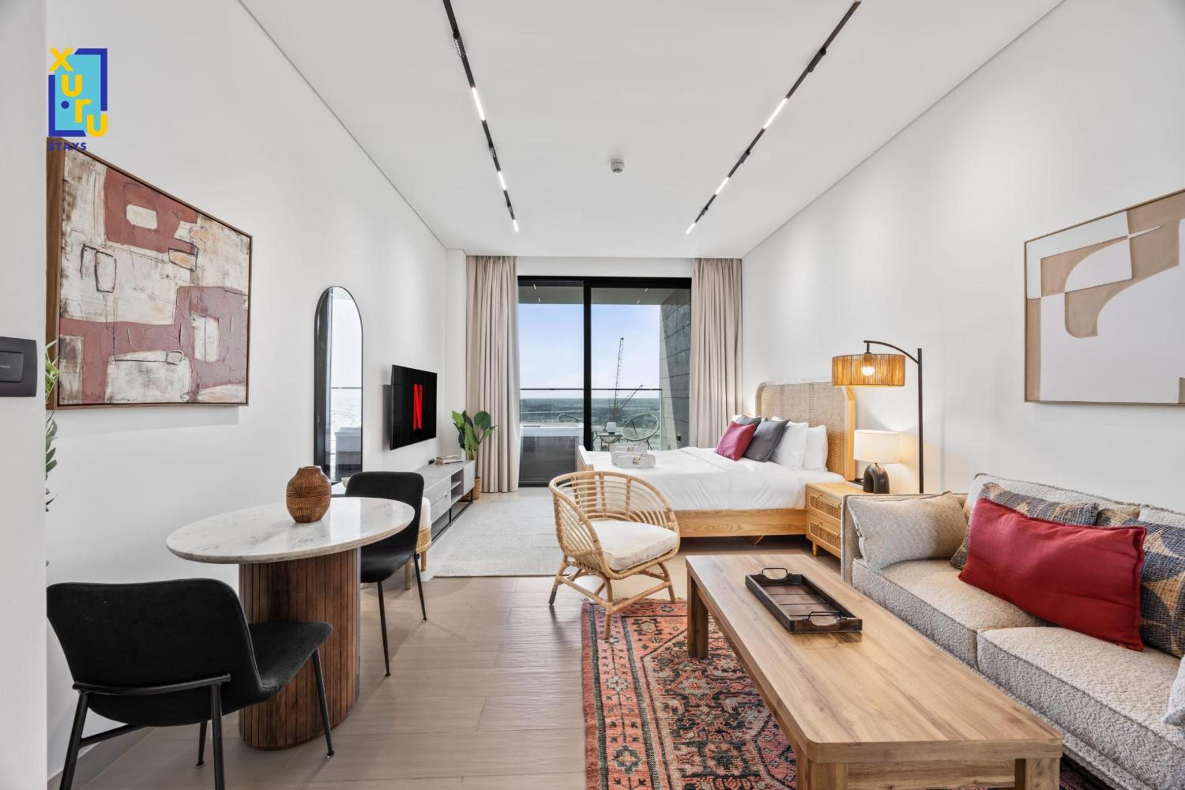Timeless & Textured Studio w Jacuzzi Trillionaire