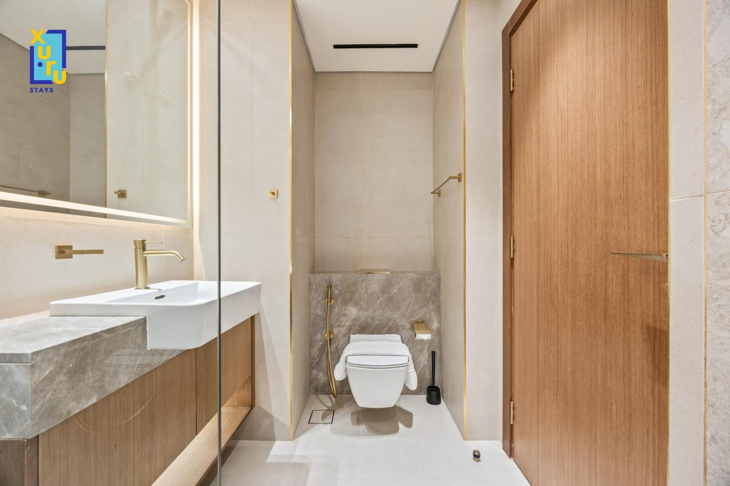Timeless & Textured Studio w Jacuzzi Trillionaire