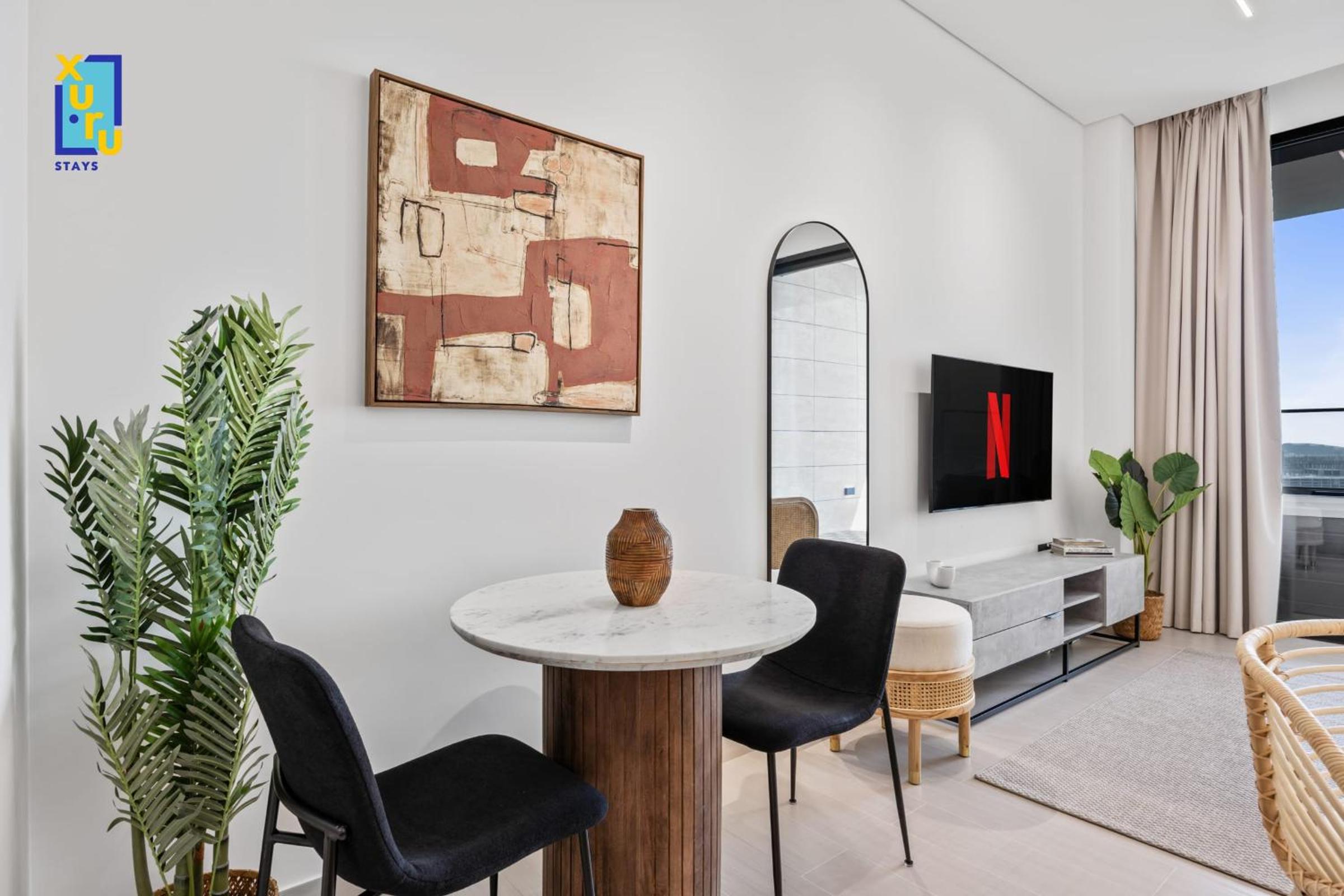 Timeless & Textured Studio w Jacuzzi Trillionaire